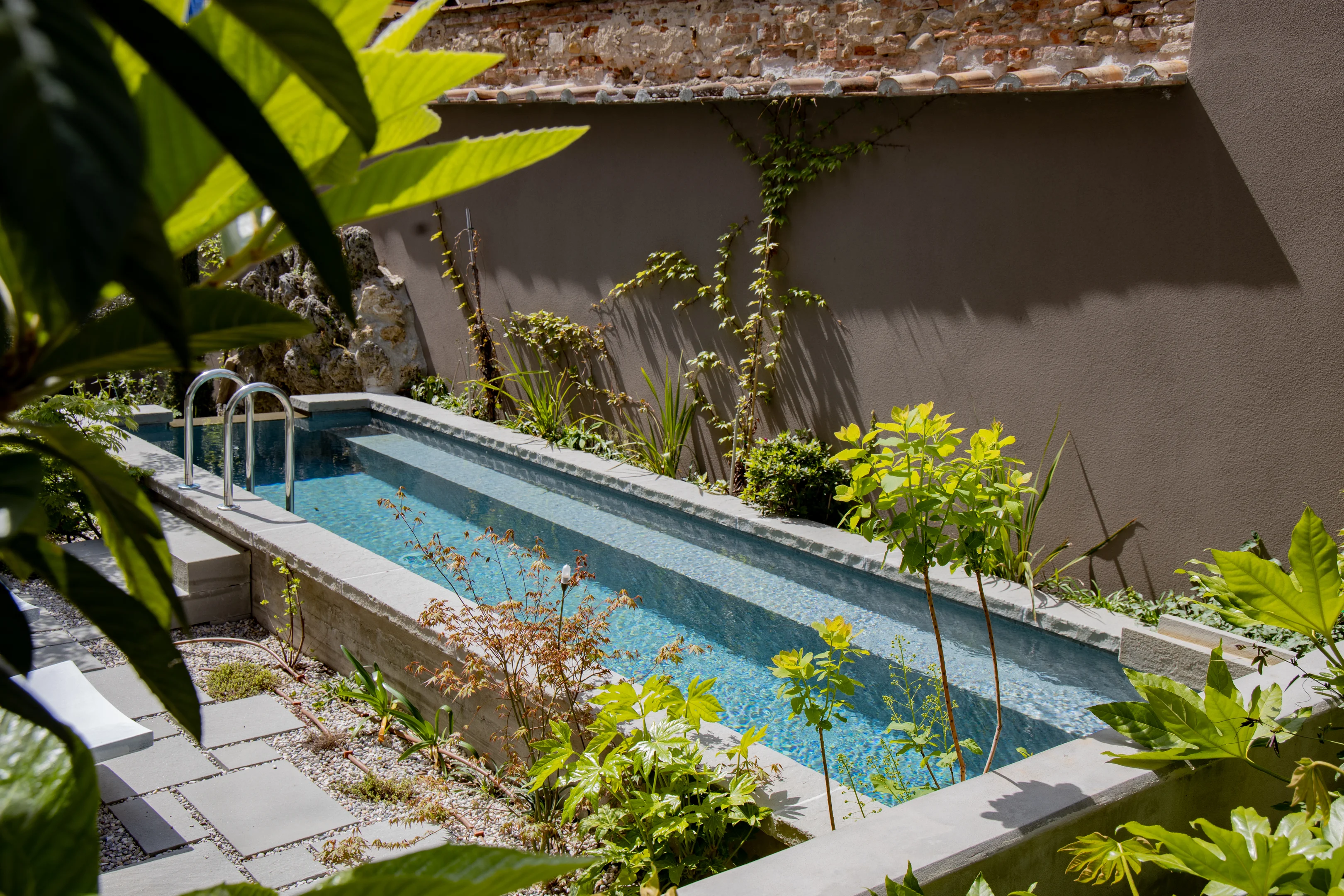 Außenbereich mit Pool und Garten der La Casetta Garden Lounge in Florenz.