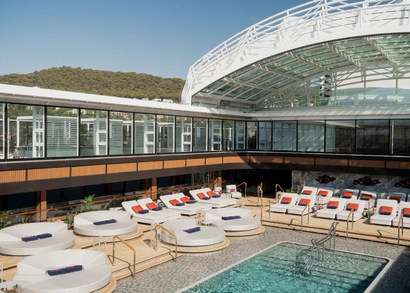 Conservatory Pool der Explora III mit Liegen und Meerblick