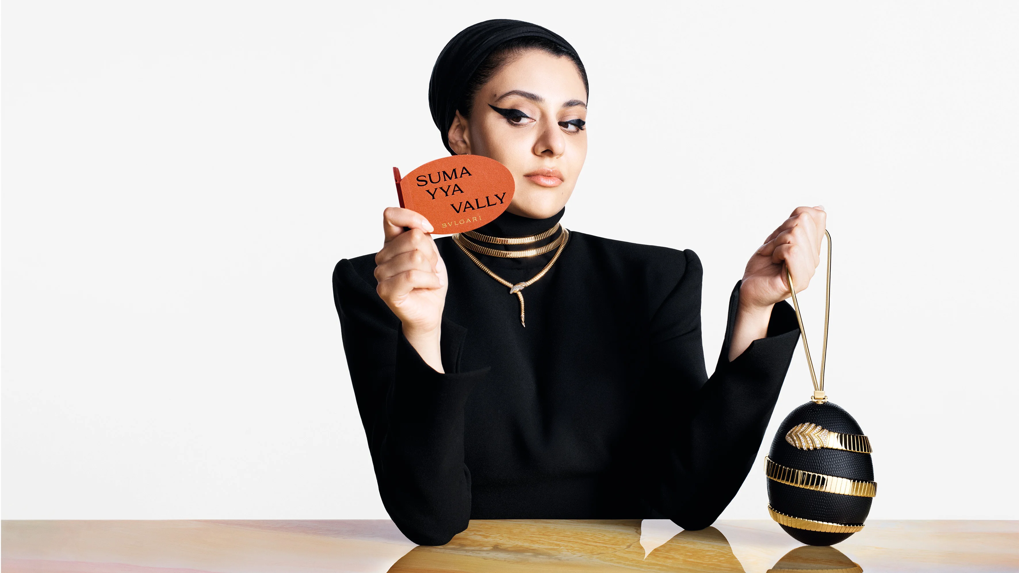 Architektin Sumayya Vally mit Bulgari Tubogas Minaudière und Miniaturbuch der Icons Minaudière Kollektion