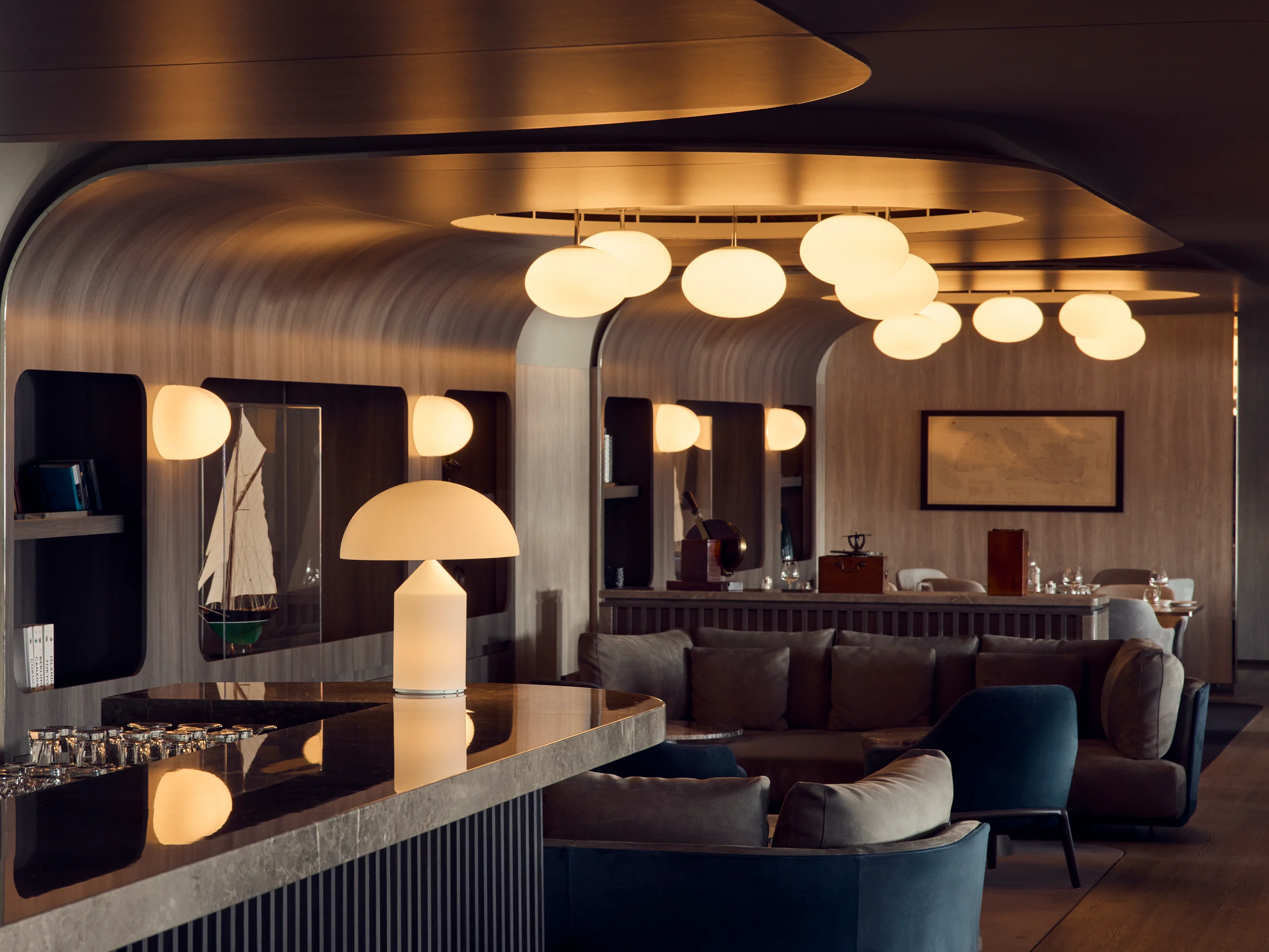 Luxus Lounge der EXPLORA III mit warmem Lichtdesign und eleganten Sitzbereichen an Bord