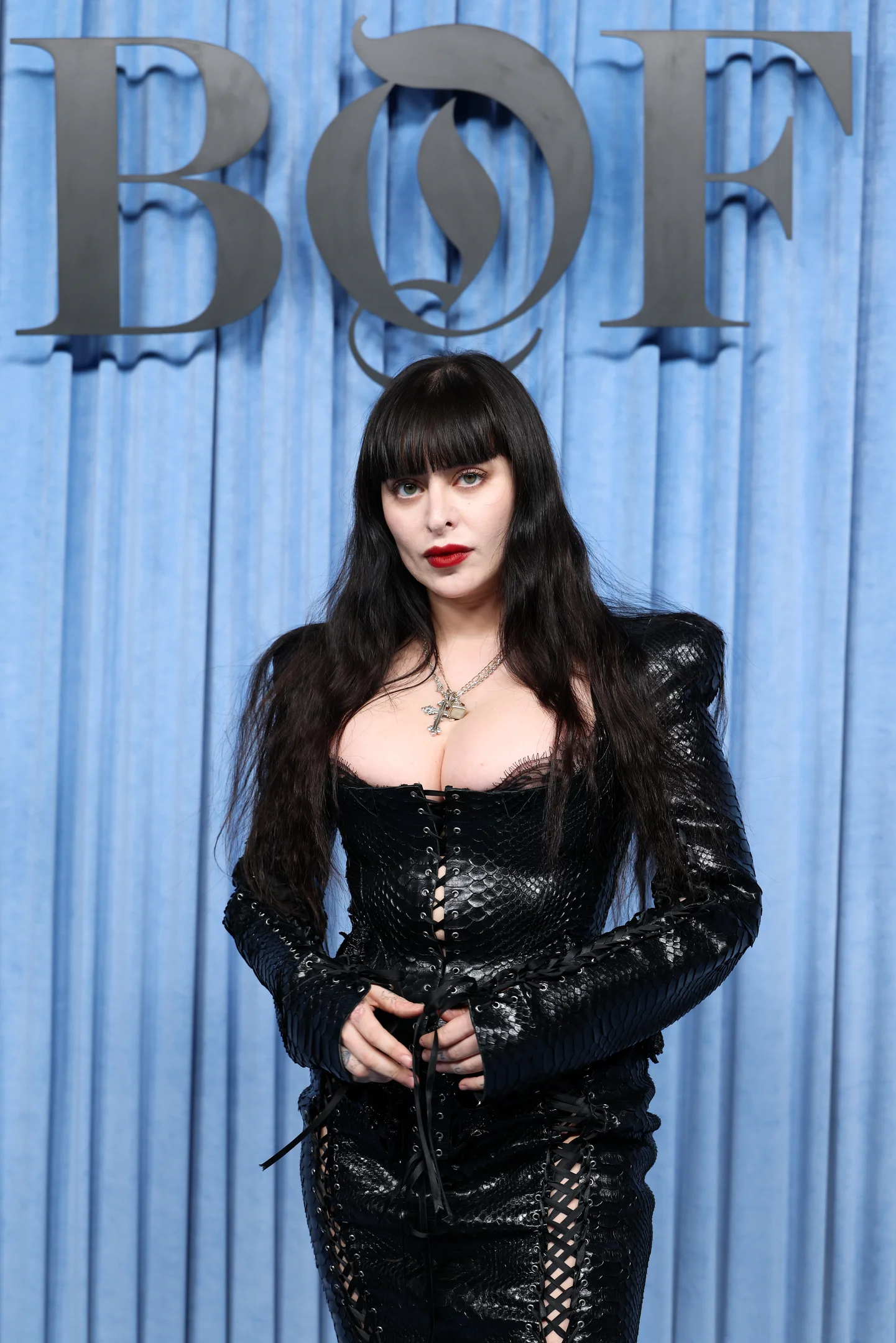 Designerin Dilara Findikoglu trägt ein schwarzes Korsettkleid aus Lederoptik beim BoF 500 Event.