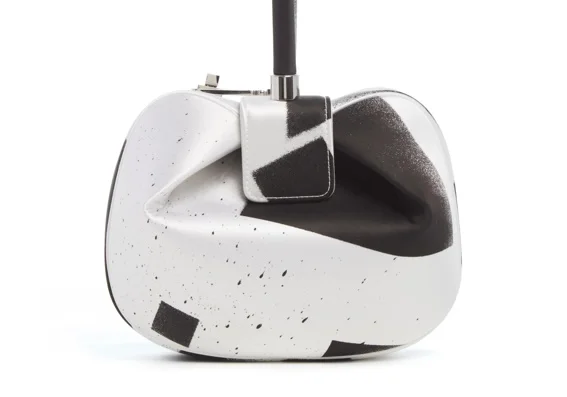 Frontansicht der Gabriela Hearst Nina Bag in Weiß und Schwarz mit grafischem Muster