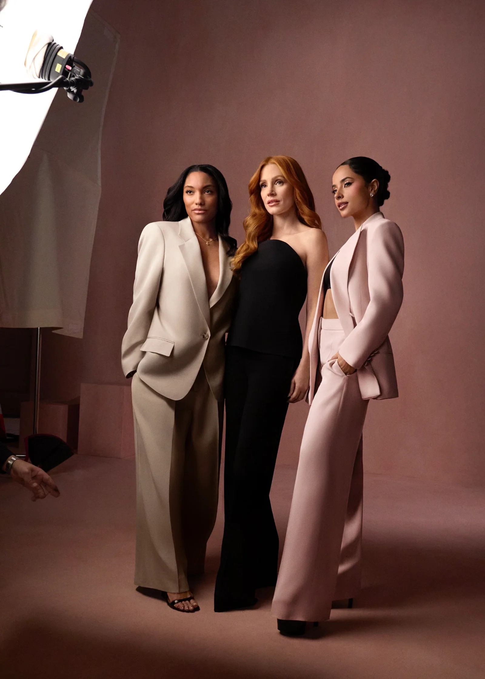 Jessica Chastain, Becky G und Tara Davis-Woodhall für Boss Bottled Beyond for Her Jessica Chastain, Becky G und Tara Davis-Woodhall für die Kampagne von Boss Bottled Beyond for Her.