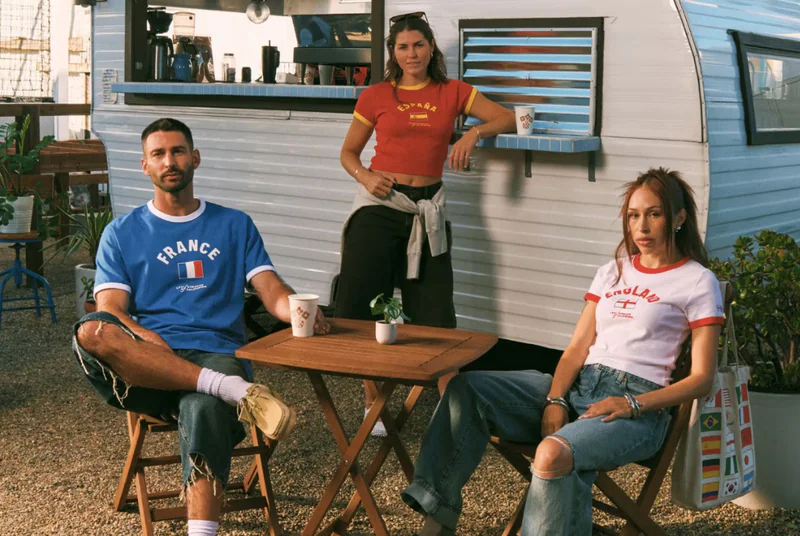 Models tragen Retro-T-Shirts mit Länderprints von Levi's – Teil des aktuellen Trends, bei dem Fußball und Mode zunehmend miteinander verschmelzen.