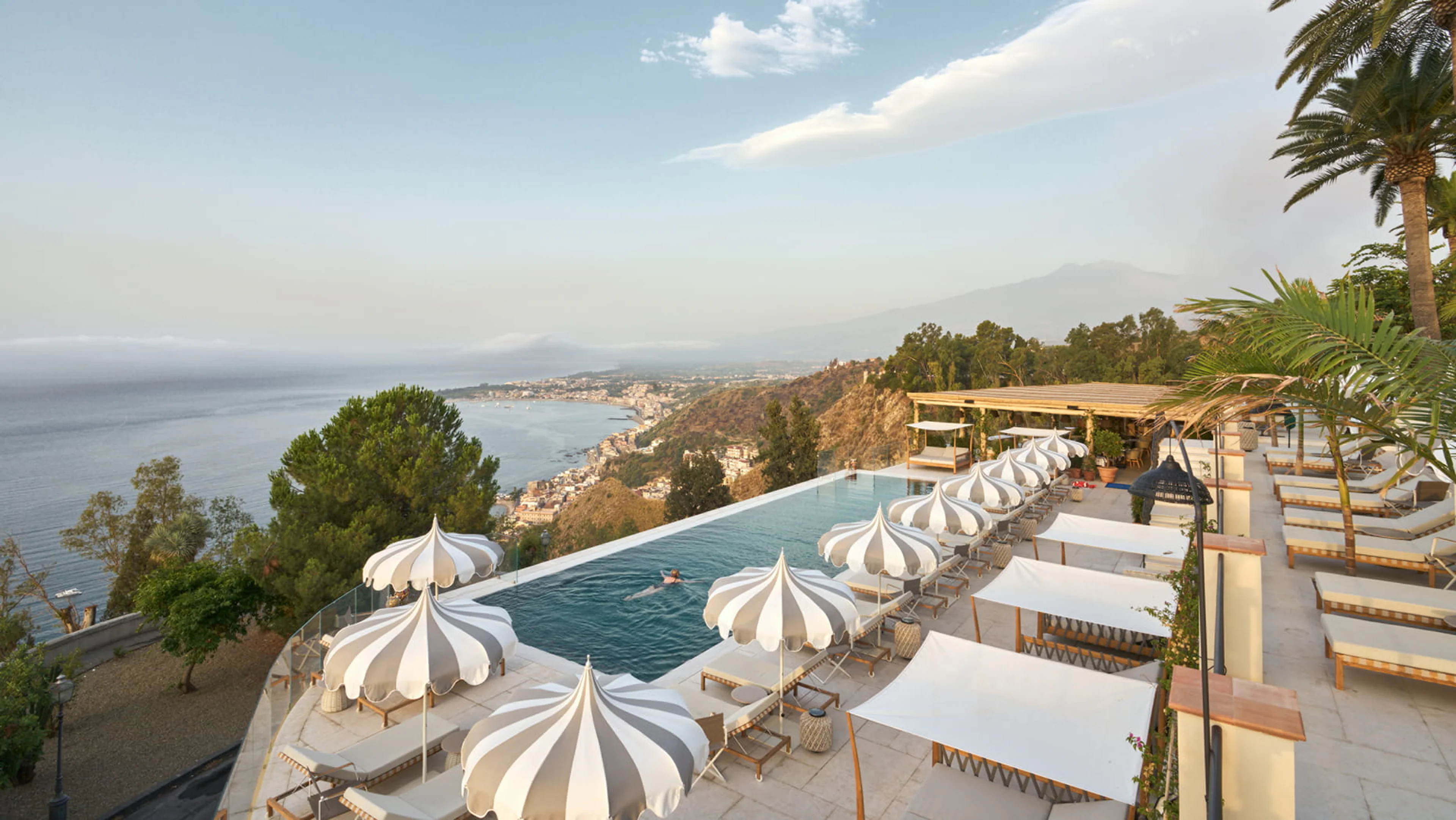 Blick vom San Domenico Palace über Taormina, die sizilianische Küste und den Ätna