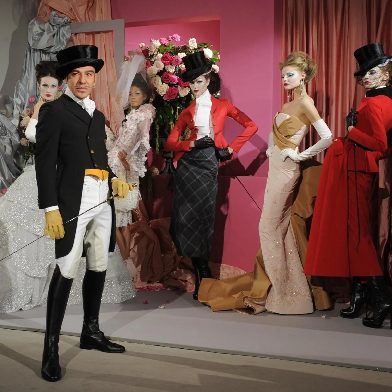 John Galliano bei der Met-Ausstellung 2027 John Galliano in schwarzer Couture bei einer Modenschau mit Dior-Entwürfen