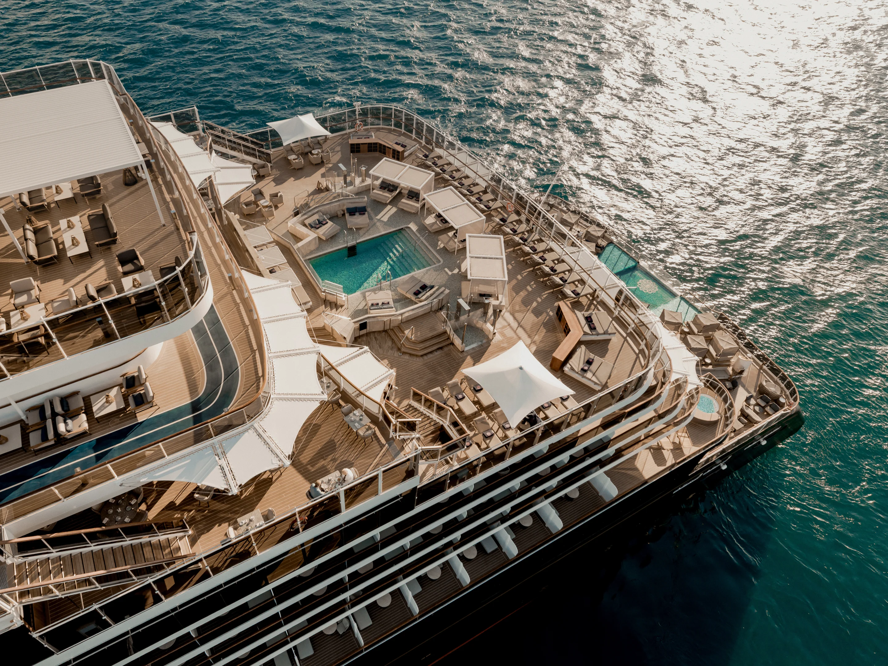 Oberdeck der EXPLORA III mit Pools, Lounges und Terrassen aus der Luft