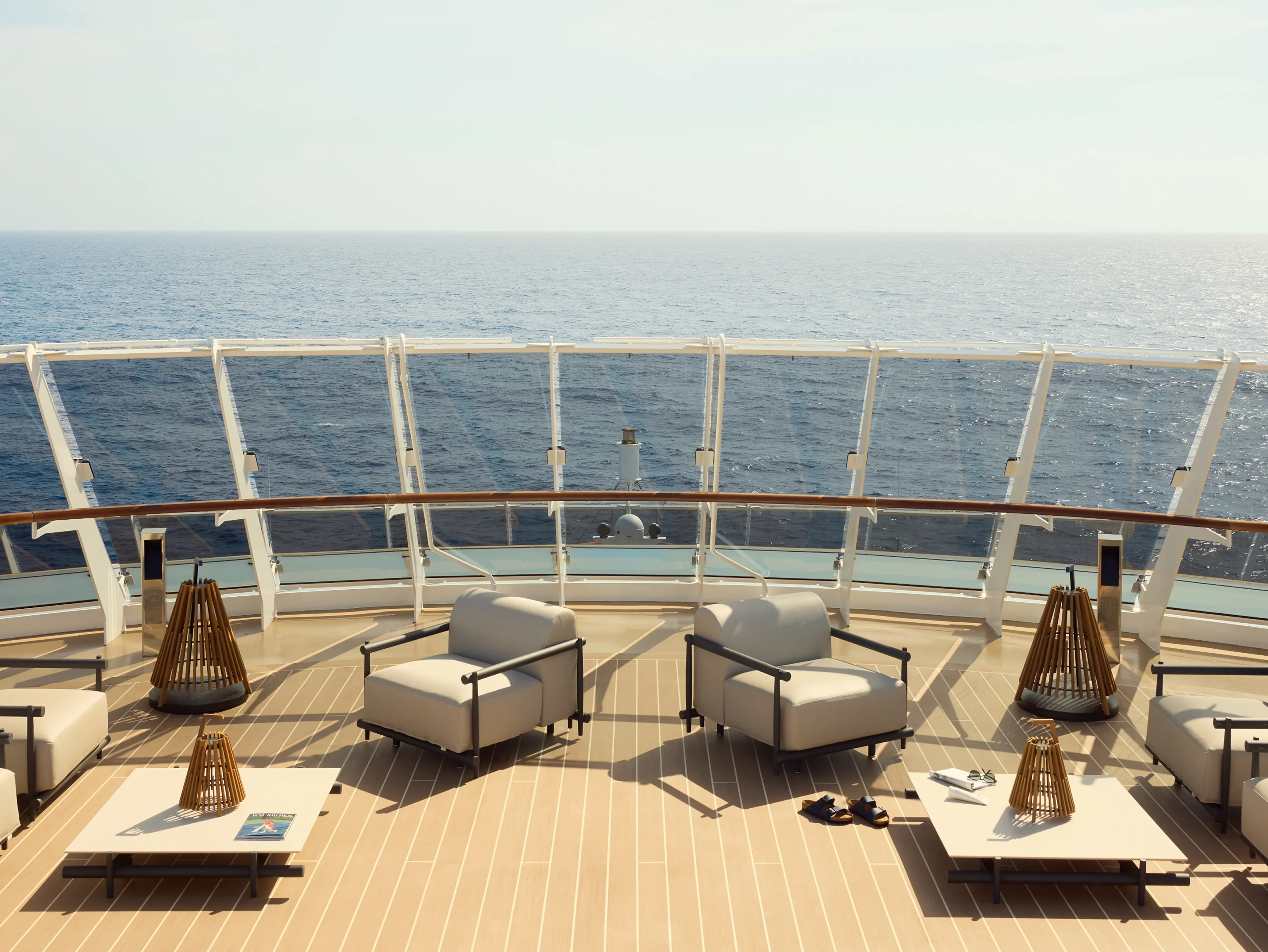 Elegante Lounge mit Meerblick auf dem Deck der EXPLORA III