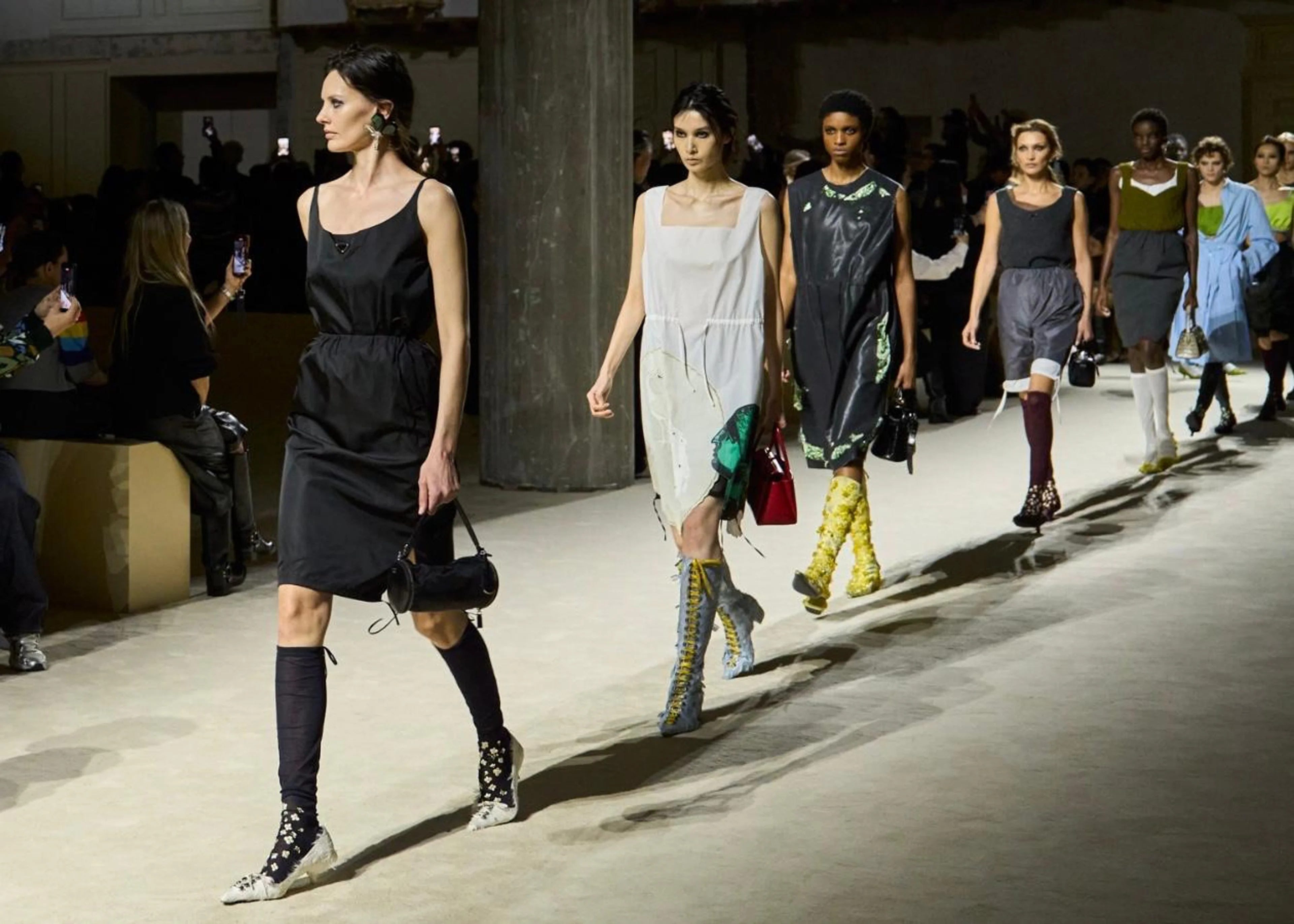 Models präsentieren die neuen Prada-Looks bei einer Modenschau auf dem Laufsteg während der Fashion Week.