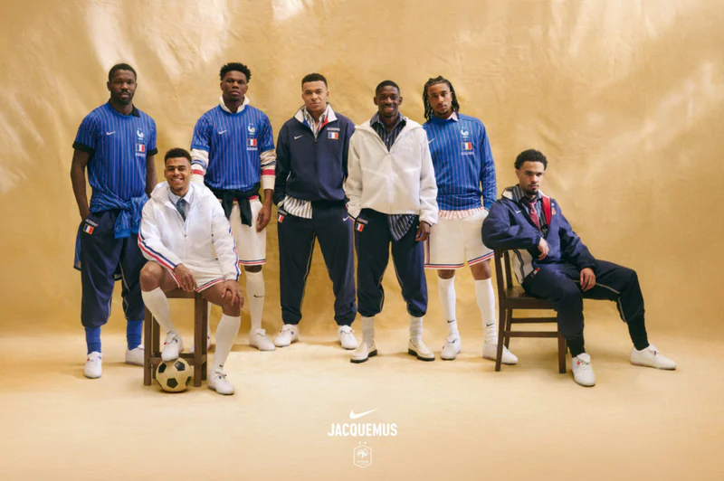 Models präsentieren die Kollaboration von Jacquemus und Nike mit von der französischen Nationalmannschaft inspirierter Fußballmode.