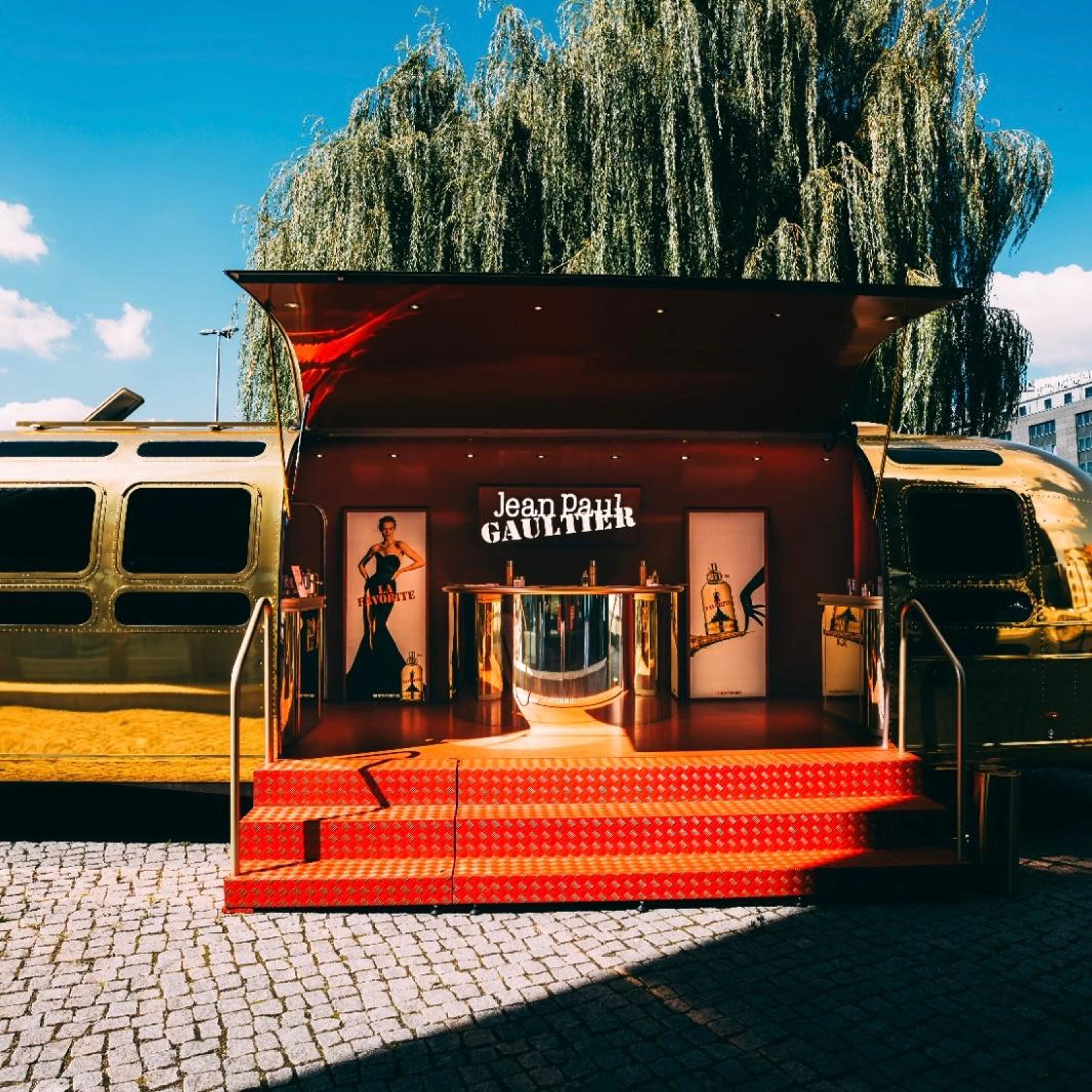Goldener Airstream-Wohnwagen als Jean Paul Gaultier Pop-up-Kiosk in Wien.