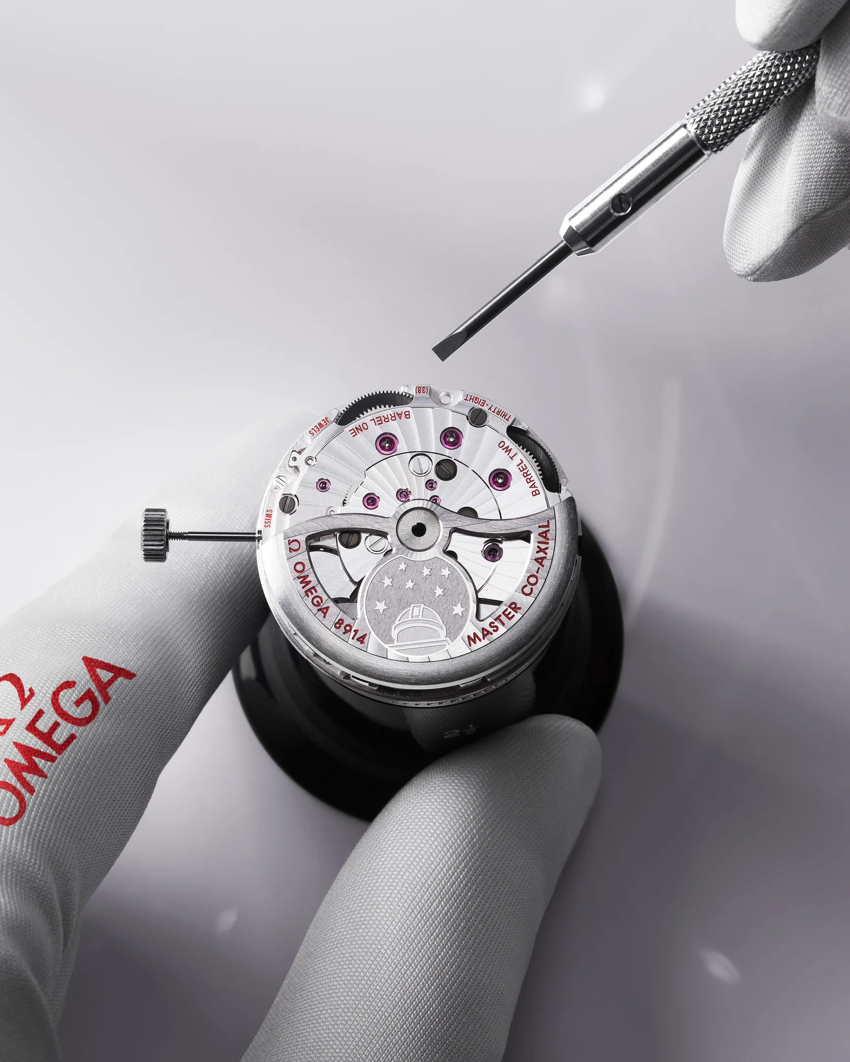 Omega Master Co-Axial Kaliber 8914 Uhrwerk bei der Feinjustierung mit Werkzeug