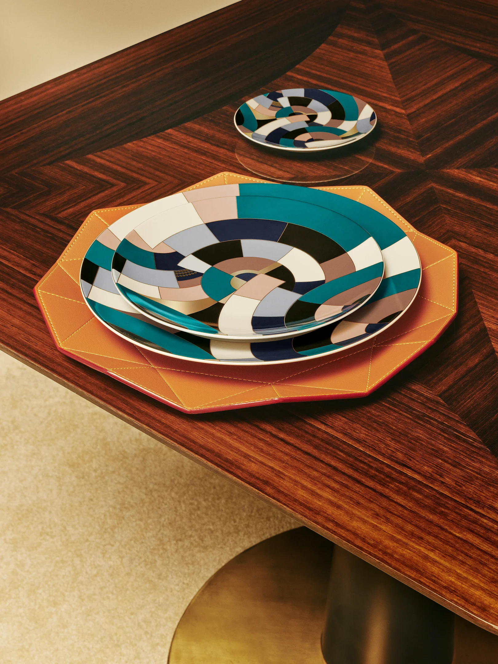 Louis Vuitton Art de la Table Kollektion mit Tellern und Leder-Platzset aus der Pierre Legrain Hommage Serie