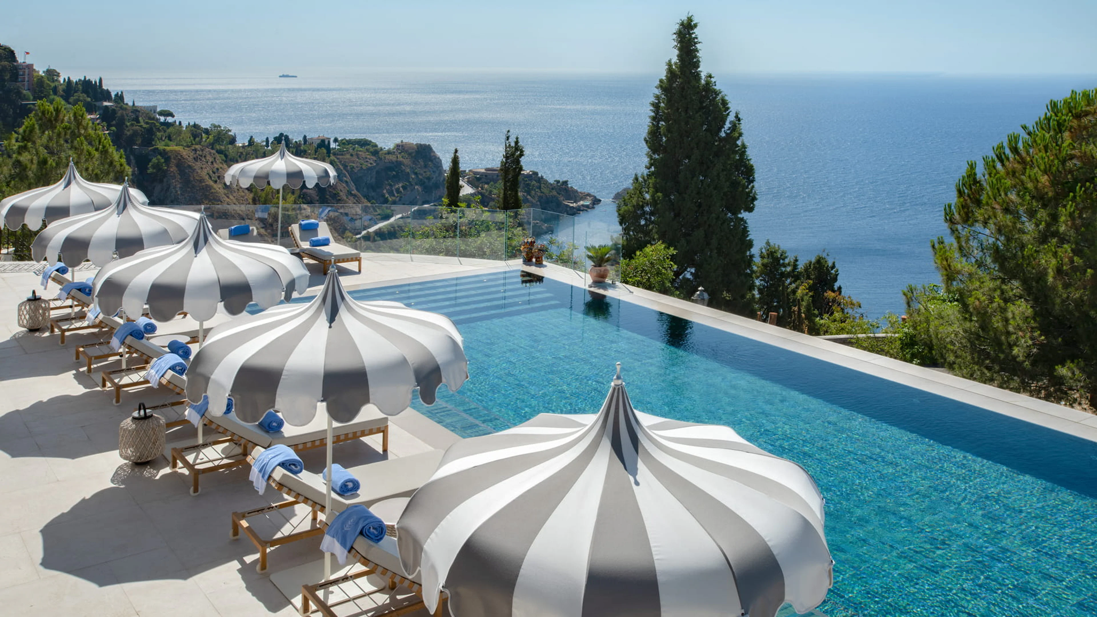 Infinity-Pool des San Domenico Palace mit Blick auf die Küste von Taormina und das Mittelmeer
