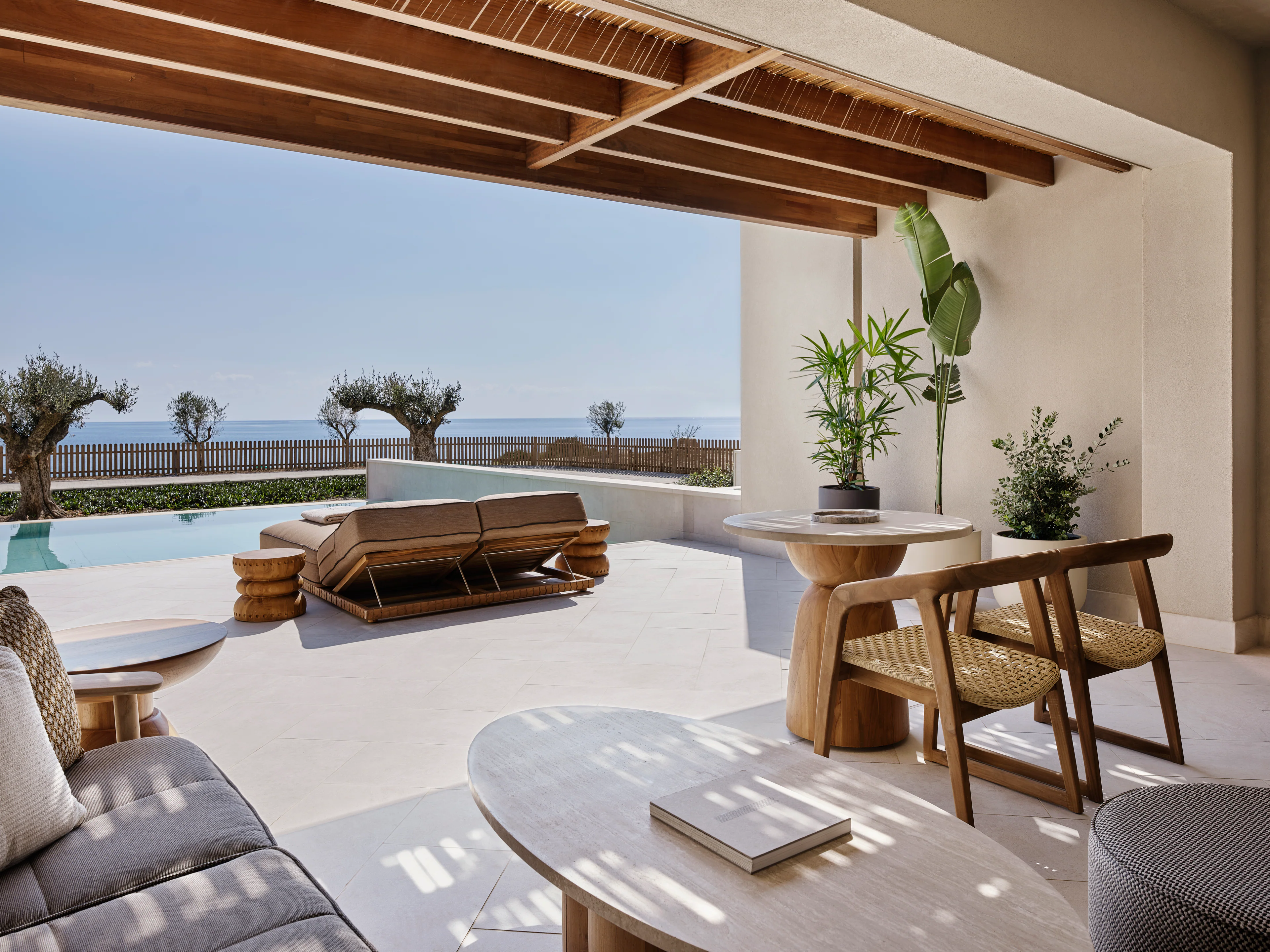 Blick aus einer Suite des AMOH Luxury Collection Resort auf den Poolbereich.