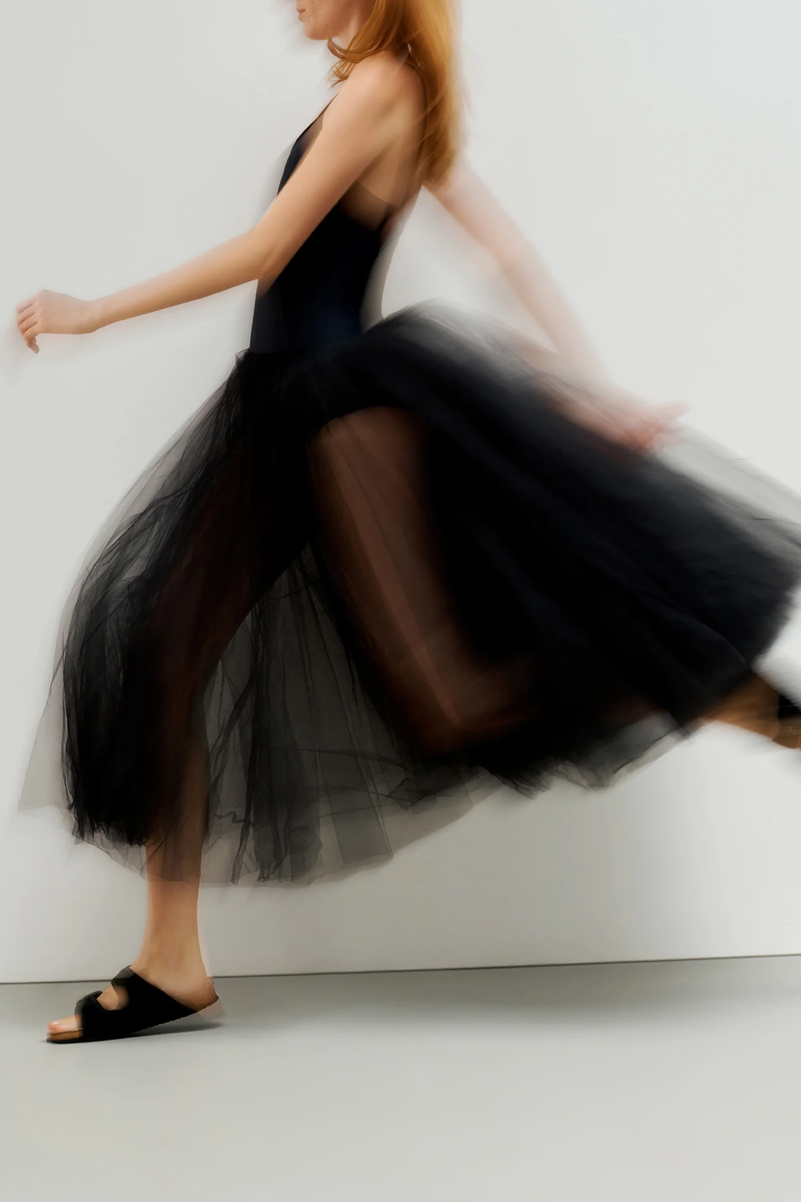 Model trägt Schuhe aus der Birkenstock x Repetto Capsule Collection im Ballerina-Look.