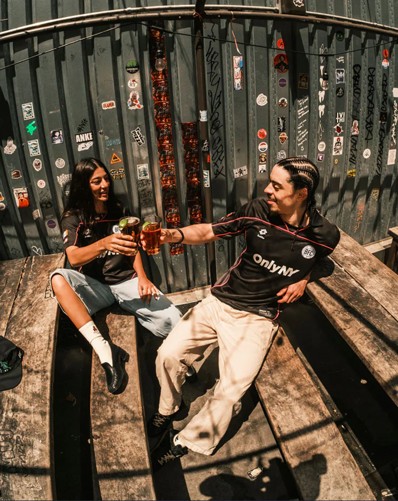 Urbaner Streetwear-Look mit Fußballtrikots von Only NY, Bowery FC und Lotto als Teil des aktuellen Fashion-Trends.