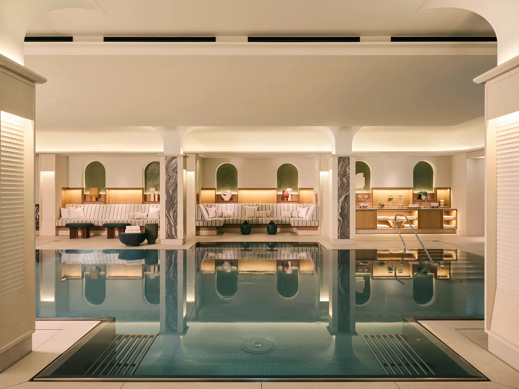 Innenpool im Asaya Spa des Rosewood Munich mit ruhiger Architektur und Wellnessbereich