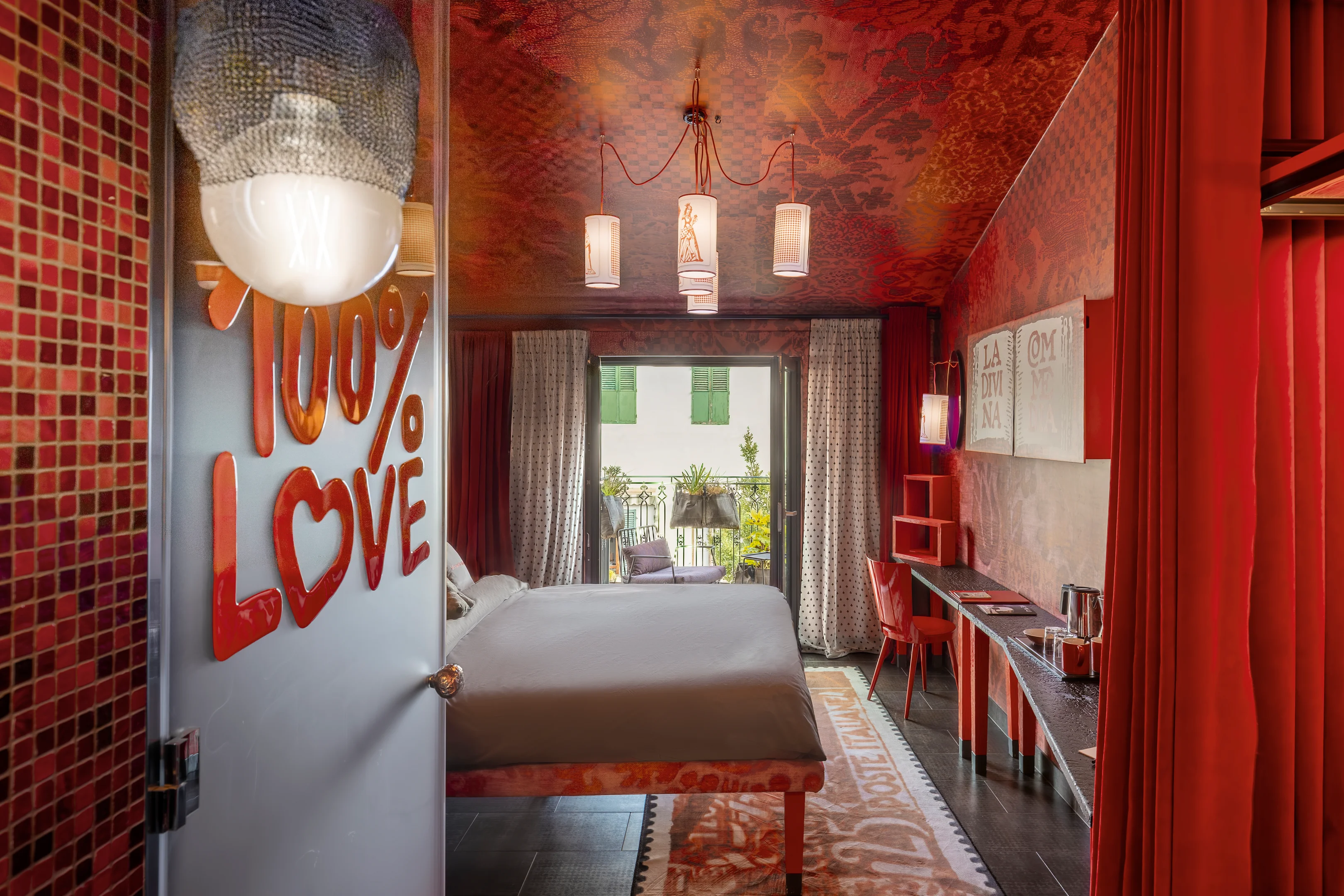 Rotes Designzimmer im 25hours Hotel Florenz