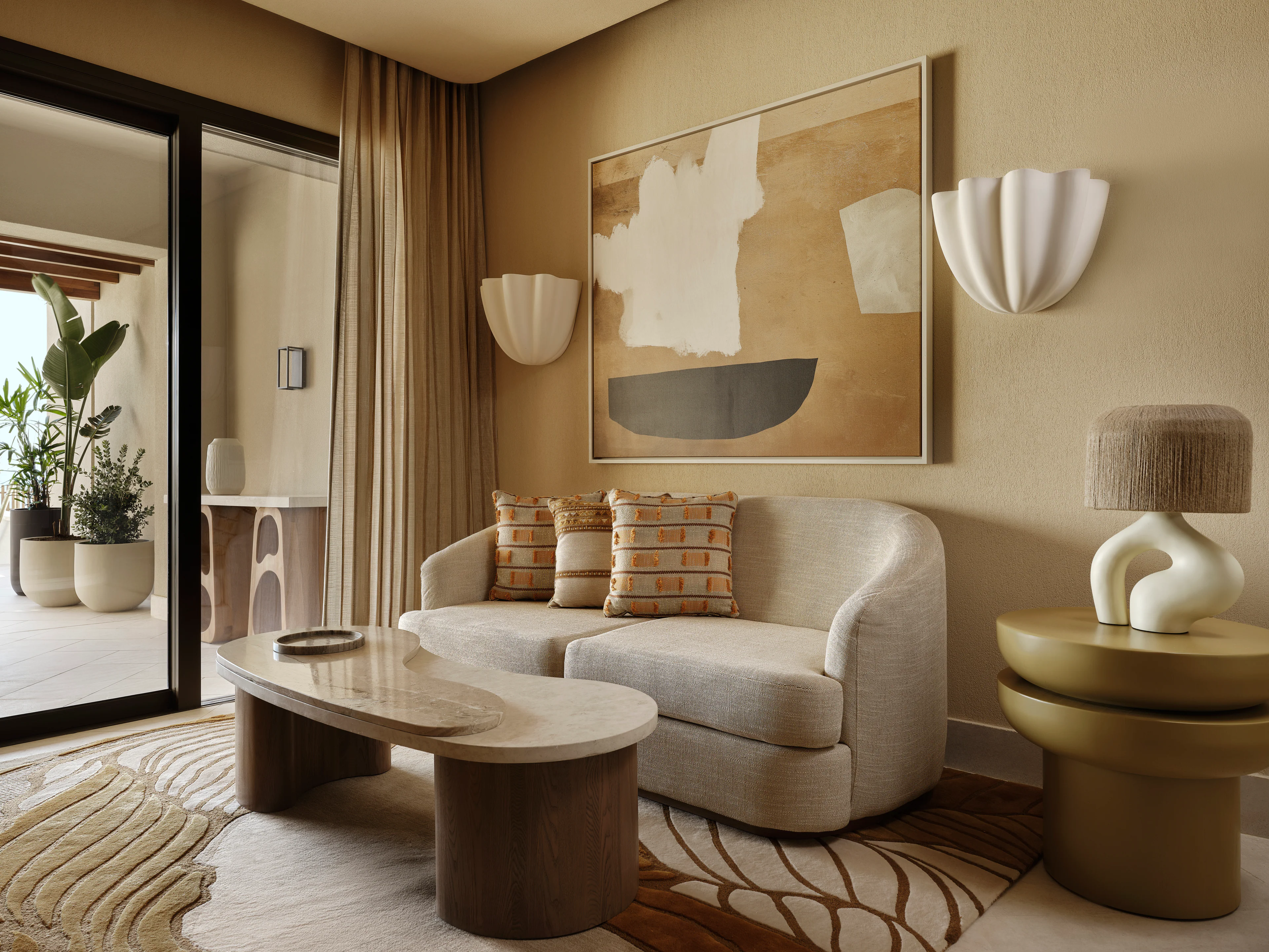 Modern gestaltete Suite im AMOH Luxury Collection Resort mit natürlichen Materialien und organischer Formensprache.