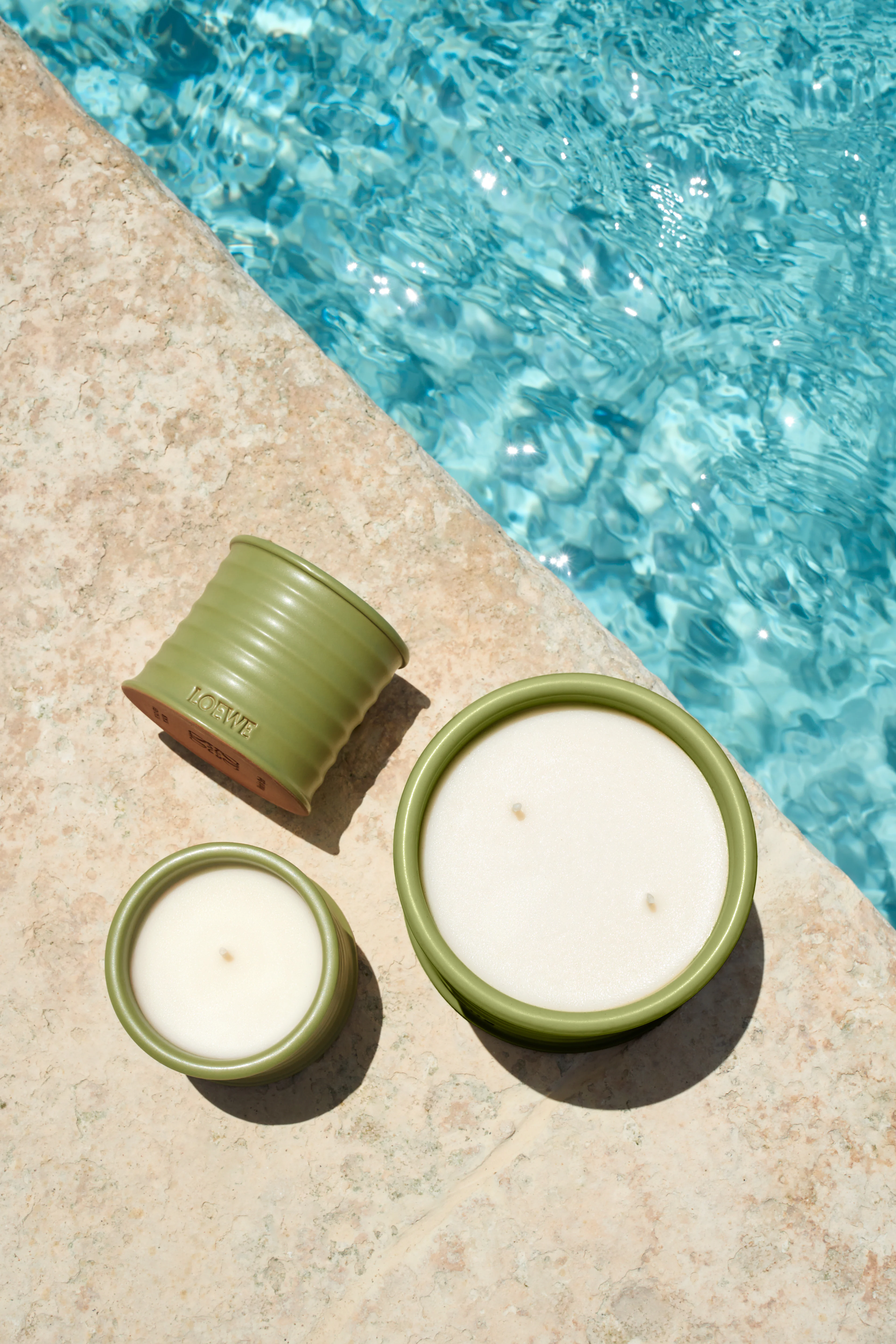 Die neue LOEWE Pistachio Duftkerze am Pool des Hotels Dunas de Formentera – mediterrane Duftinszenierung auf Formentera.