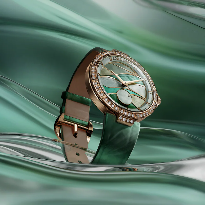 Roger Dubuis Damenuhr aus Roségold mit diamantbesetzter Lünette, grünem Lederarmband und Zifferblatt mit grünen Akzenten.