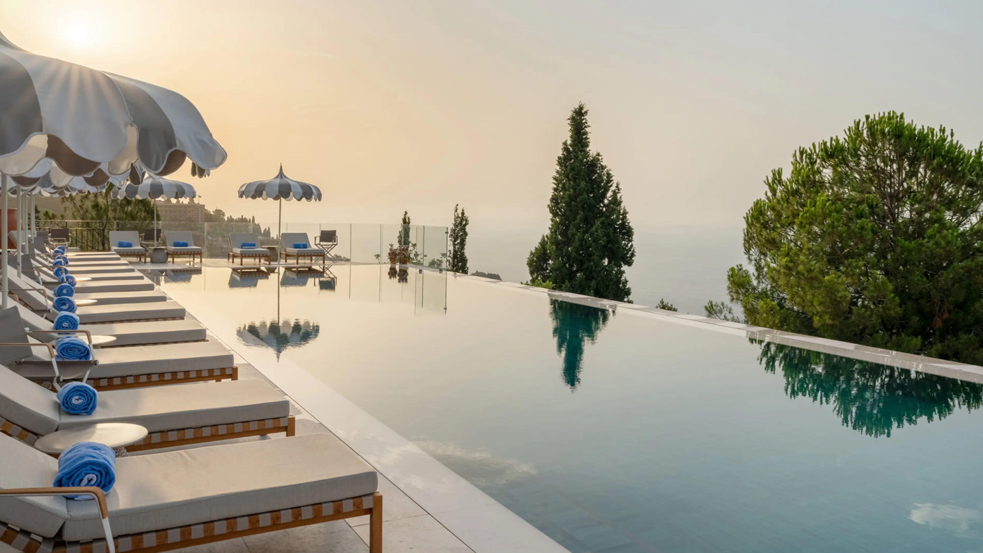 Infinity-Pool des San Domenico Palace in Taormina bei Sonnenuntergang mit Blick auf die sizilianische Küste