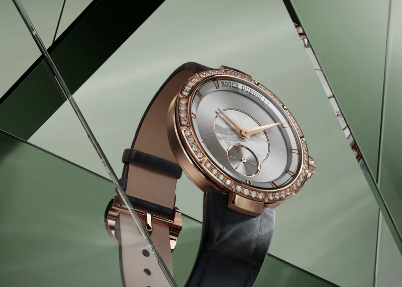 Roger Dubuis Damenuhr aus Roségold mit diamantbesetzter Lünette und schwarzem Lederarmband.