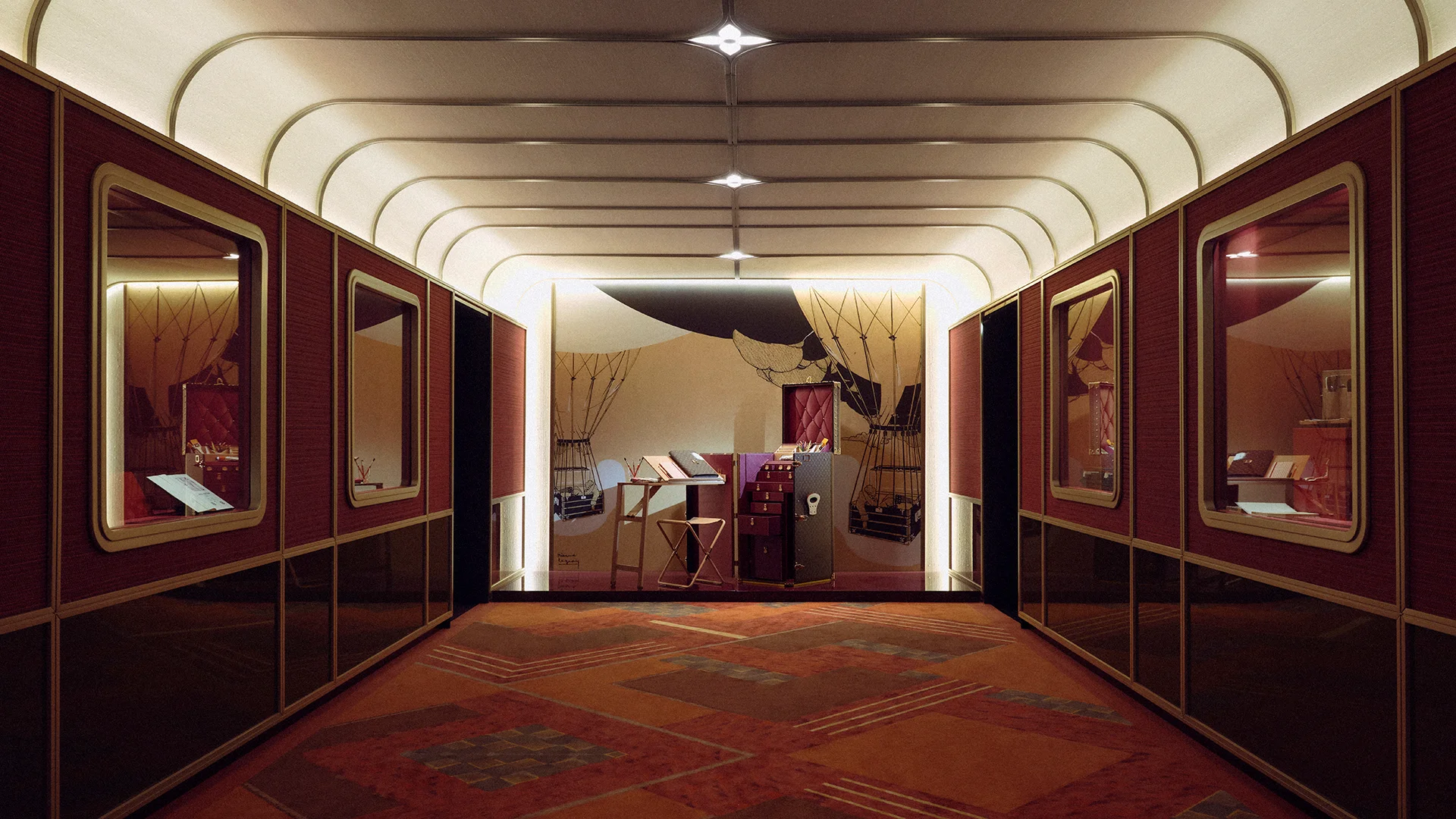 Louis Vuitton Archive Collection mit Art-Déco-Objekten und Reisekoffern bei der Mailänder Design Week