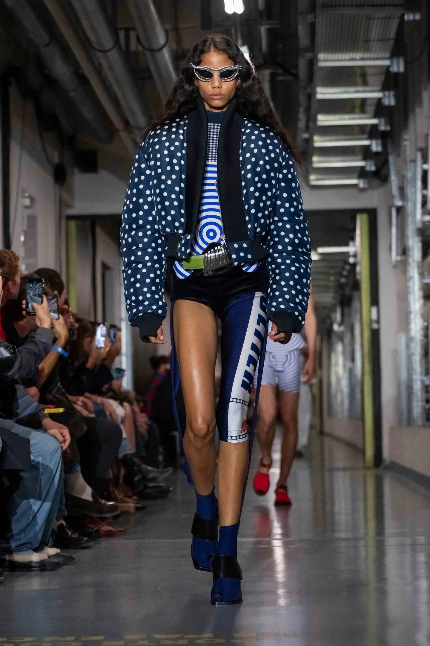 Active Glam Outfit auf dem Runway mit geschicktem Layering in verschiedenen Blautönen