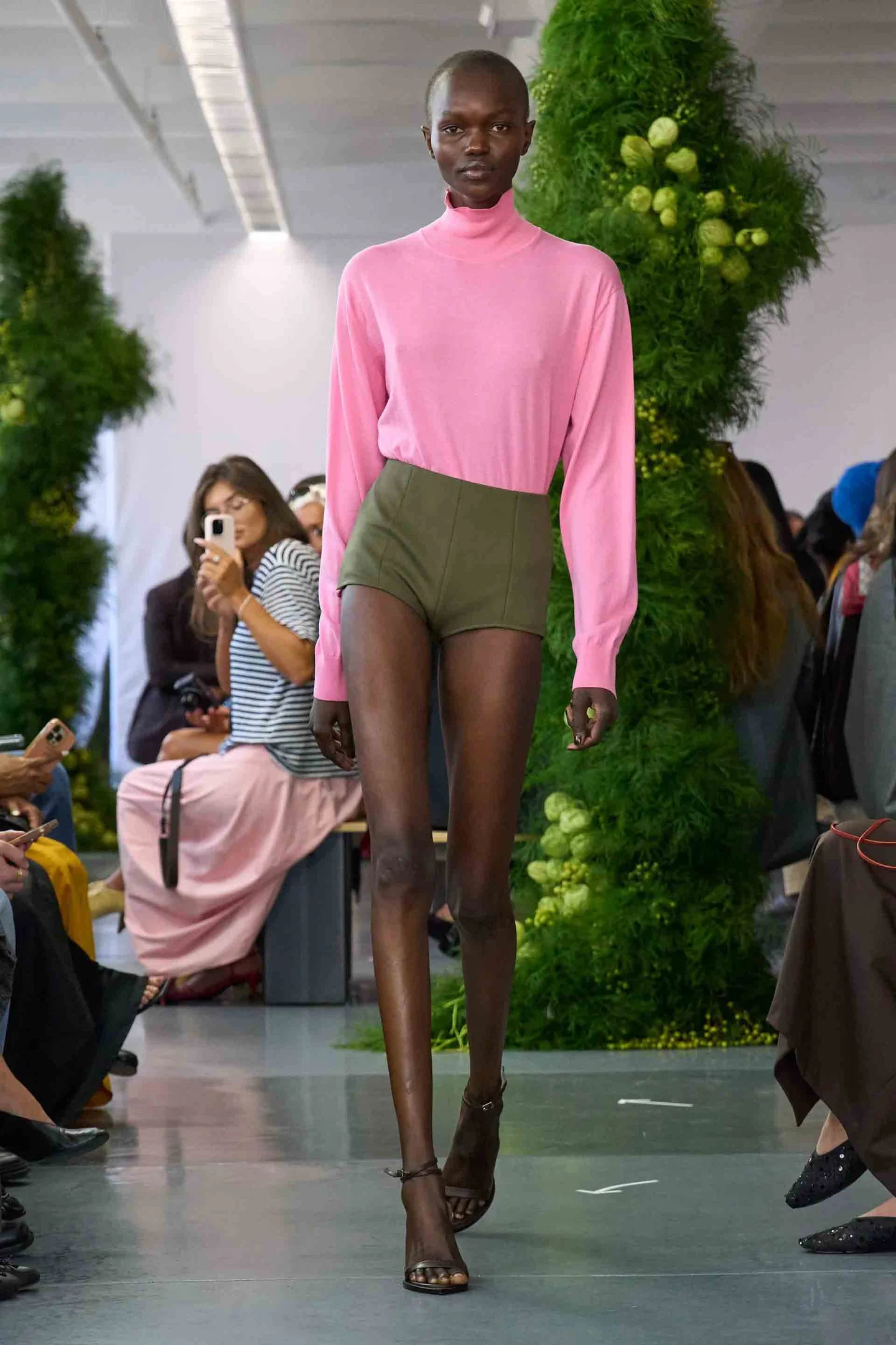 Laufstegoutfit im Colorblocking-Trend, mutige Farbkombinationen und grafische Farbflächen, Jil Sander Einfluss