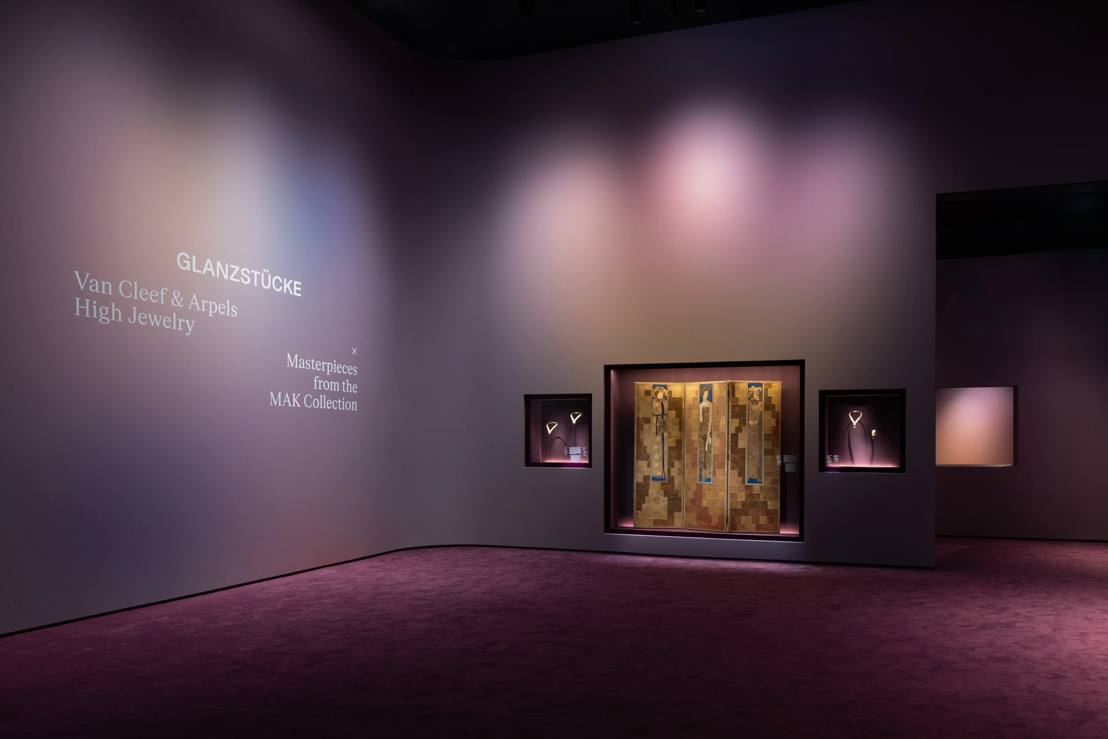  Blick in die Ausstellung „Glanzstücke“ im MAK Wien mit dem Schriftzug „Van Cleef & Arpels High Jewelry × Masterpieces from the MAK Collection“.