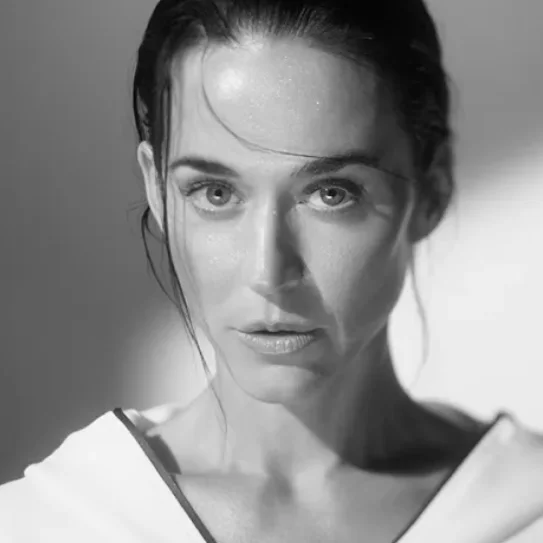 Schwarzweiß Portrait von Katy Perry in der neuen Balenciaga Kampagne