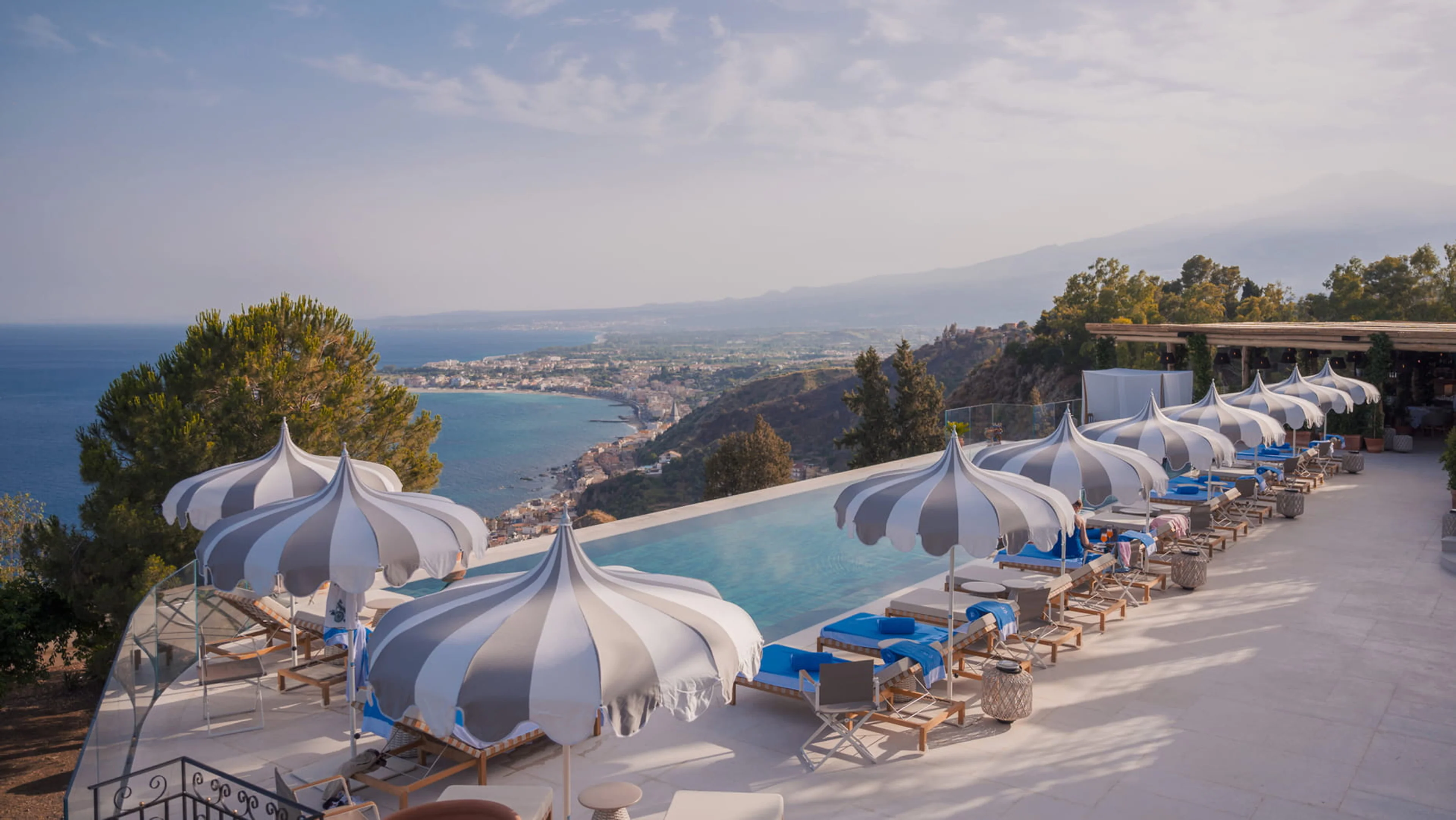 Infinity-Pool des San Domenico Palace in Taormina mit Blick auf die sizilianische Küste und den Ätna