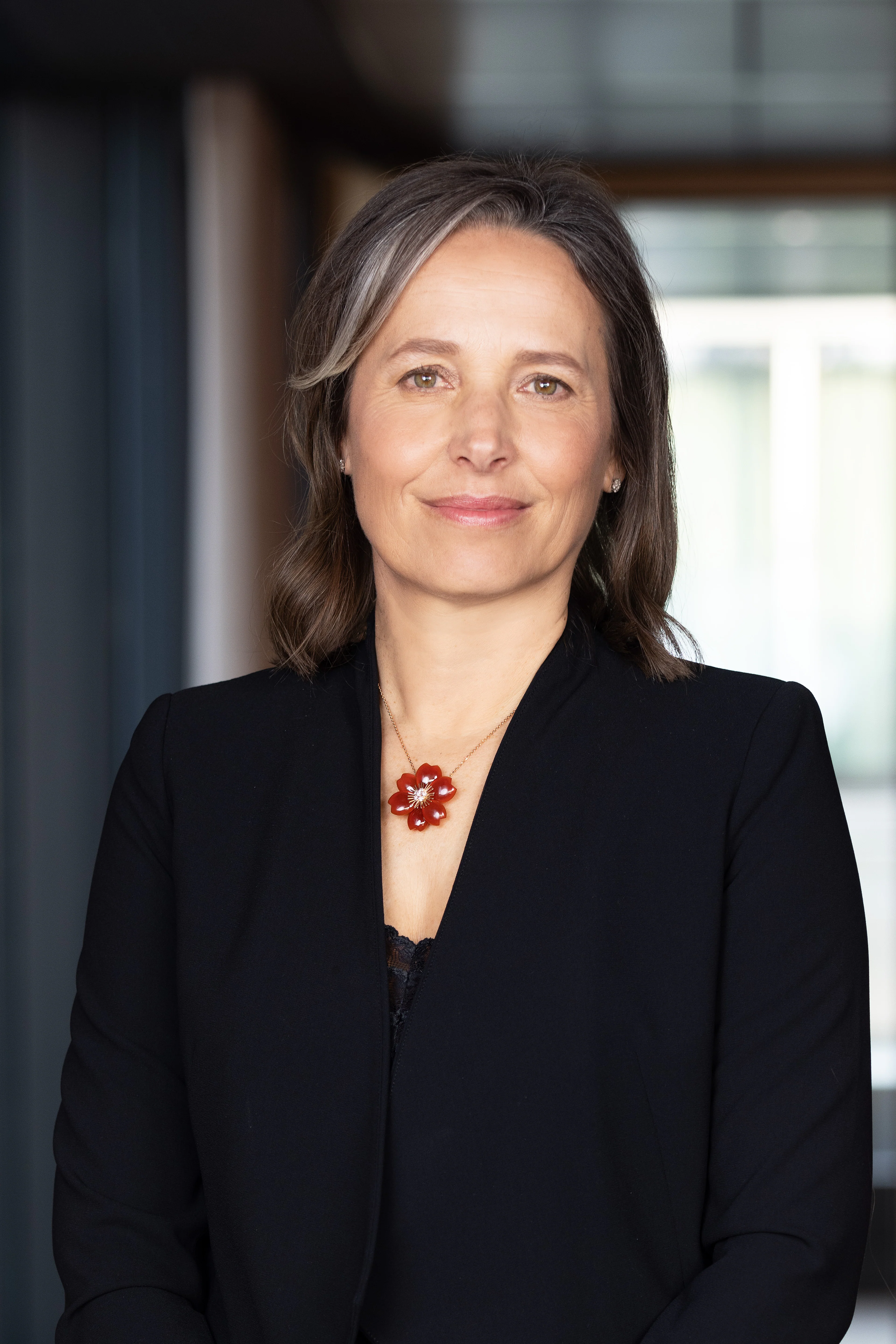 Catherine Rénier, CEO von Van Cleef & Arpels, spricht über die Ausstellung „Glanzstücke“ im MAK Wien und die Verbindung von Schmuck, Kunst und Design.