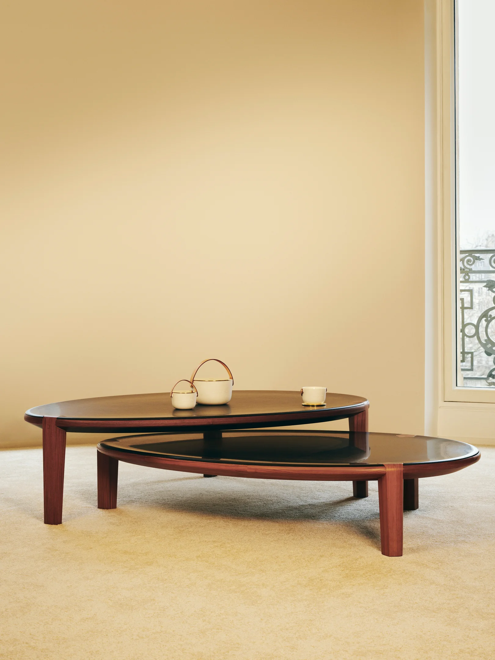 Louis Vuitton Aqua Coffee Table von Franck Genser aus der Signature Collection mit zwei ovalen Ebenen