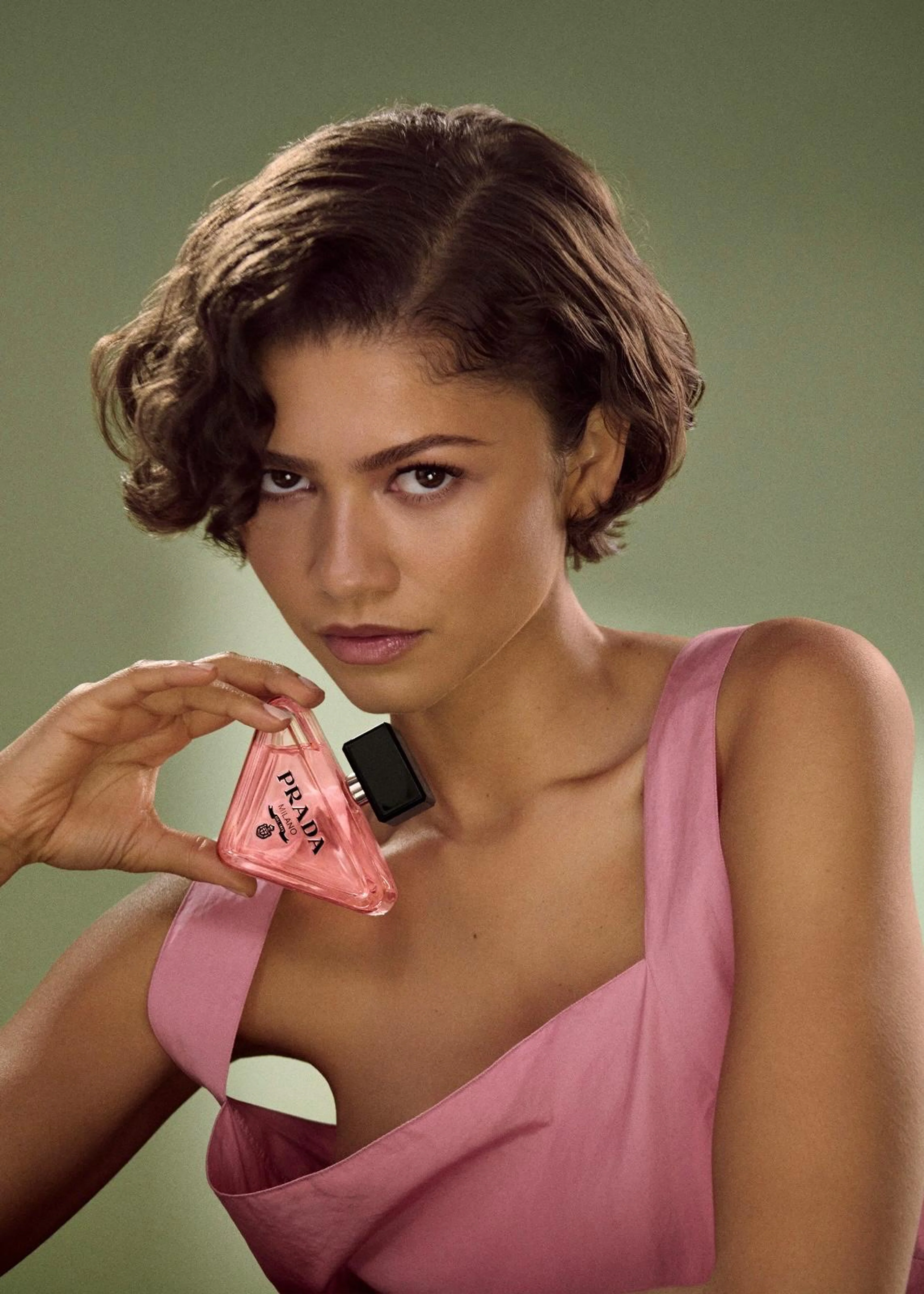 Zendaya hält als Markenbotschafterin das Prada Paradoxe Parfum in die Kamera