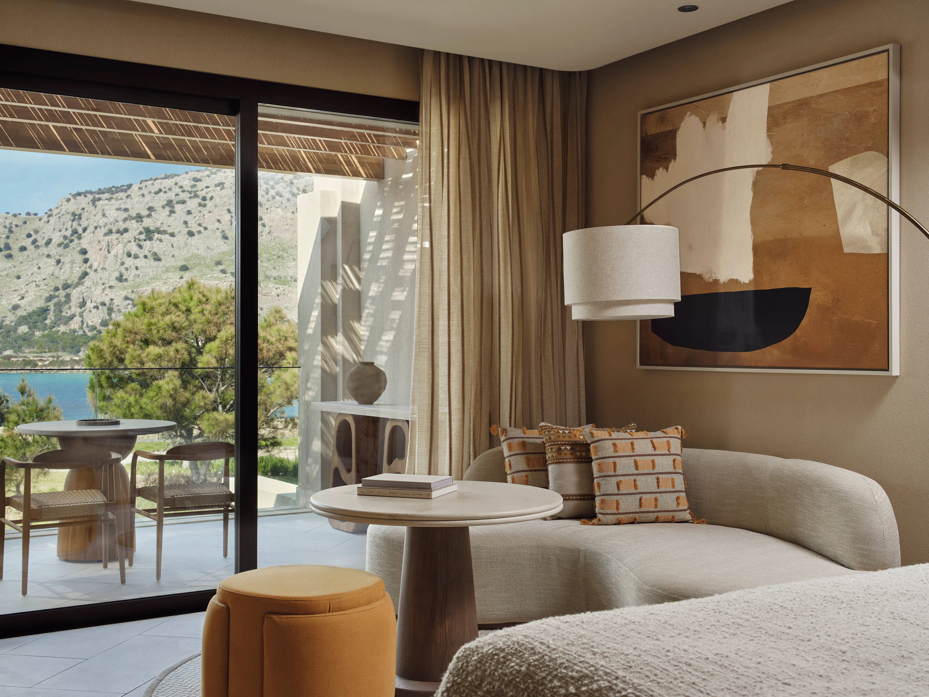 Suite im AMOH Luxury Collection Resort auf Rhodos mit organischen Formen, Naturmaterialien und warmen Erdtönen.