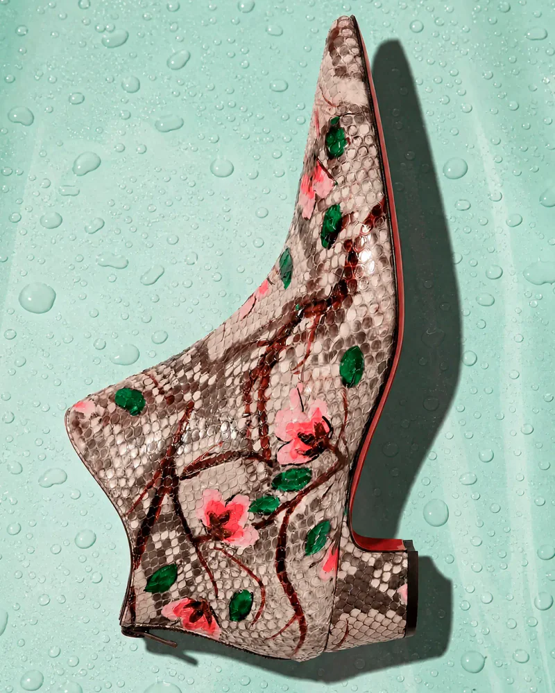 Ankle Boots von Christian Louboutin in Python-Optik mit floralem Muster und roter Sohle