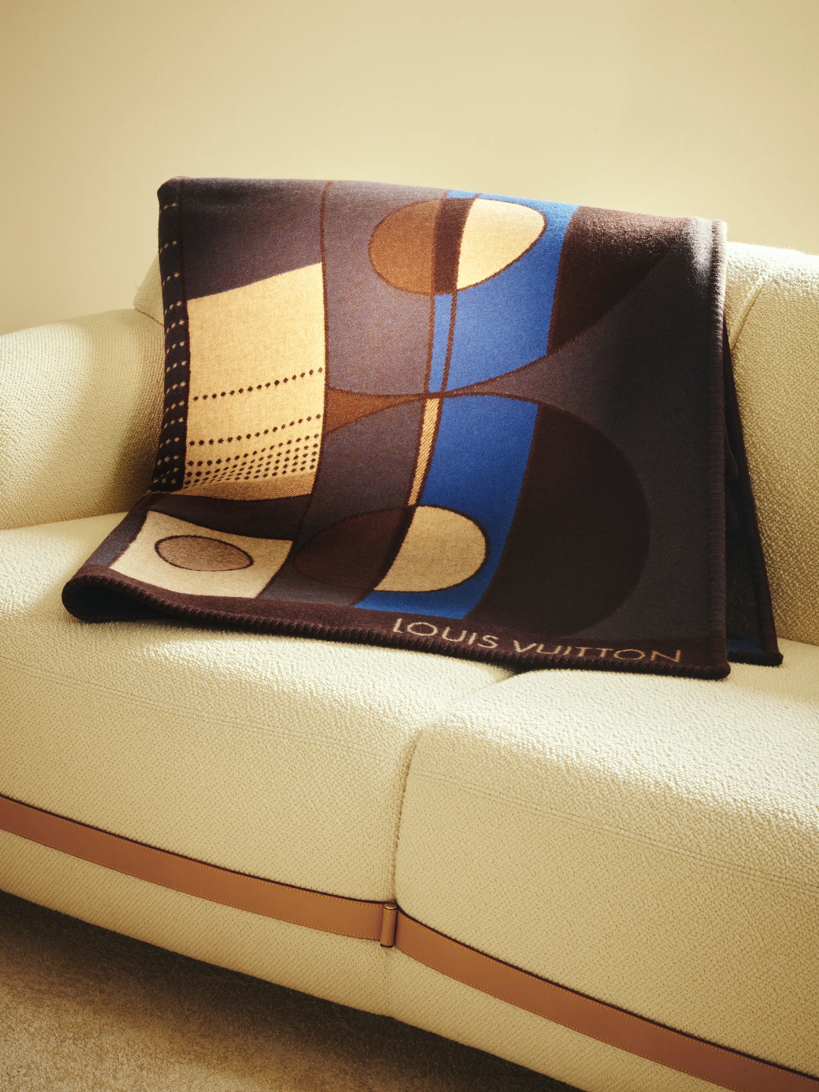 Louis Vuitton Plaid aus der Pierre Émile Legrain Hommage Kollektion auf cremefarbenem Sofa