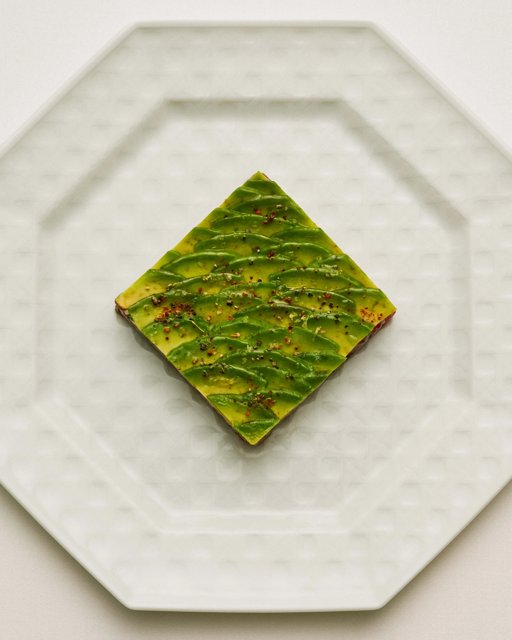 Quadratische Avocado Vorspeise auf Dior Teller im Restaurant Monsieur Dior Paris