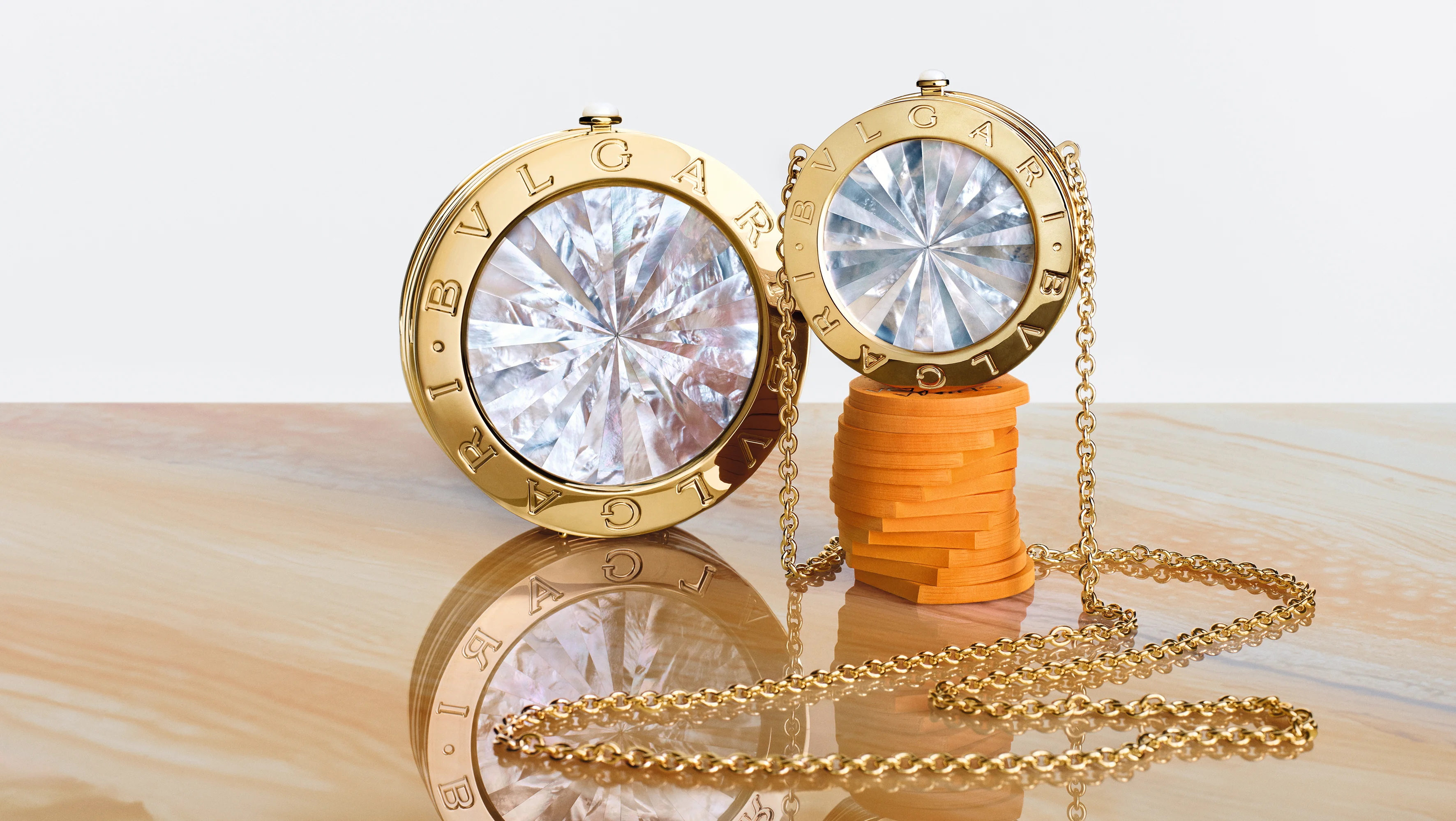 Zwei runde Bulgari Bulgari Minaudière Abendtaschen mit Goldrahmen, Perlmutt-Details und Kettenriemen