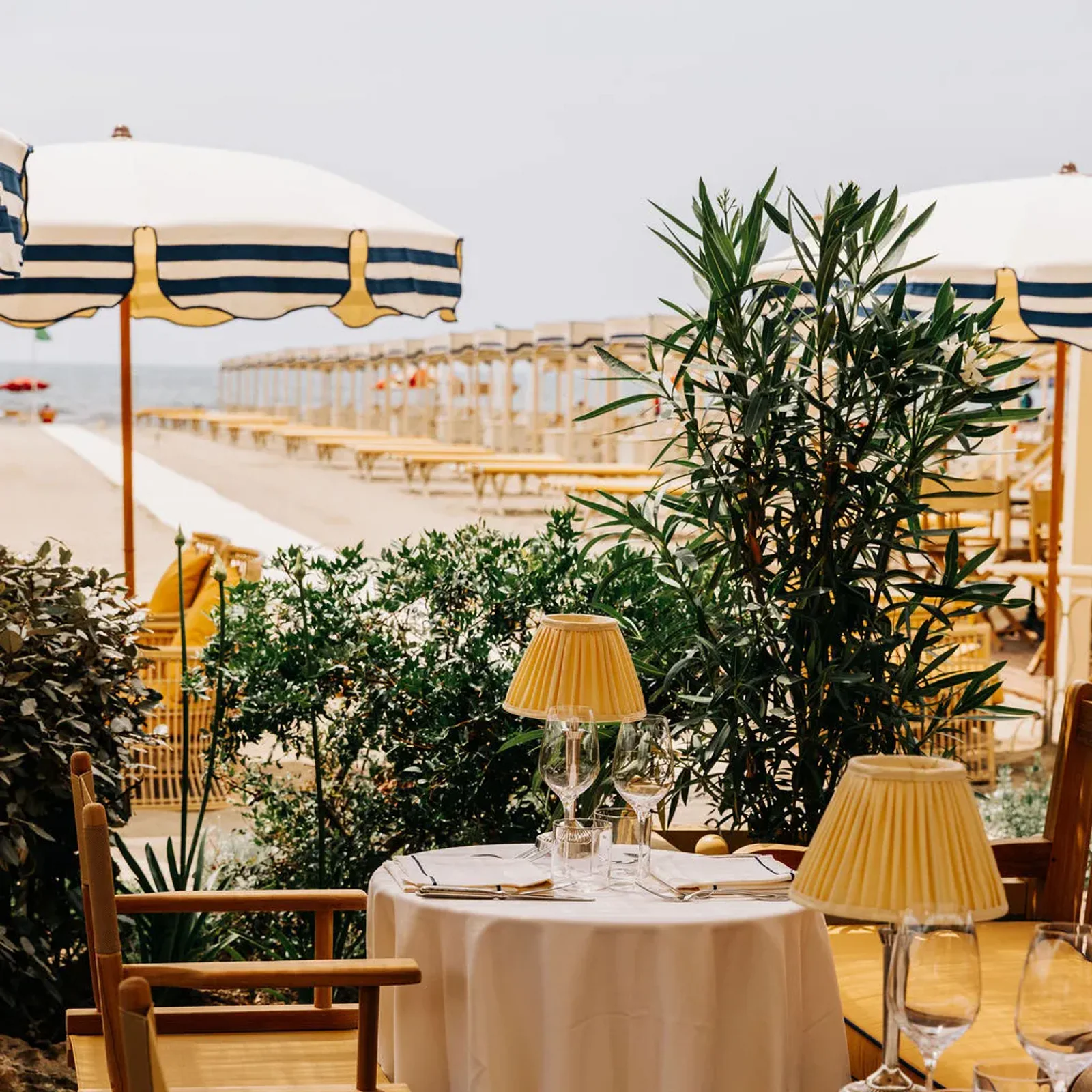 Da Giacomo Marechiaro: Italiens neuer Beach Club in Forte dei Marmi Terrasse des Da Giacomo Marechiaro Beach Clubs in Forte dei Marmi mit Blick auf den Strand und die historischen Strandkabinen.
