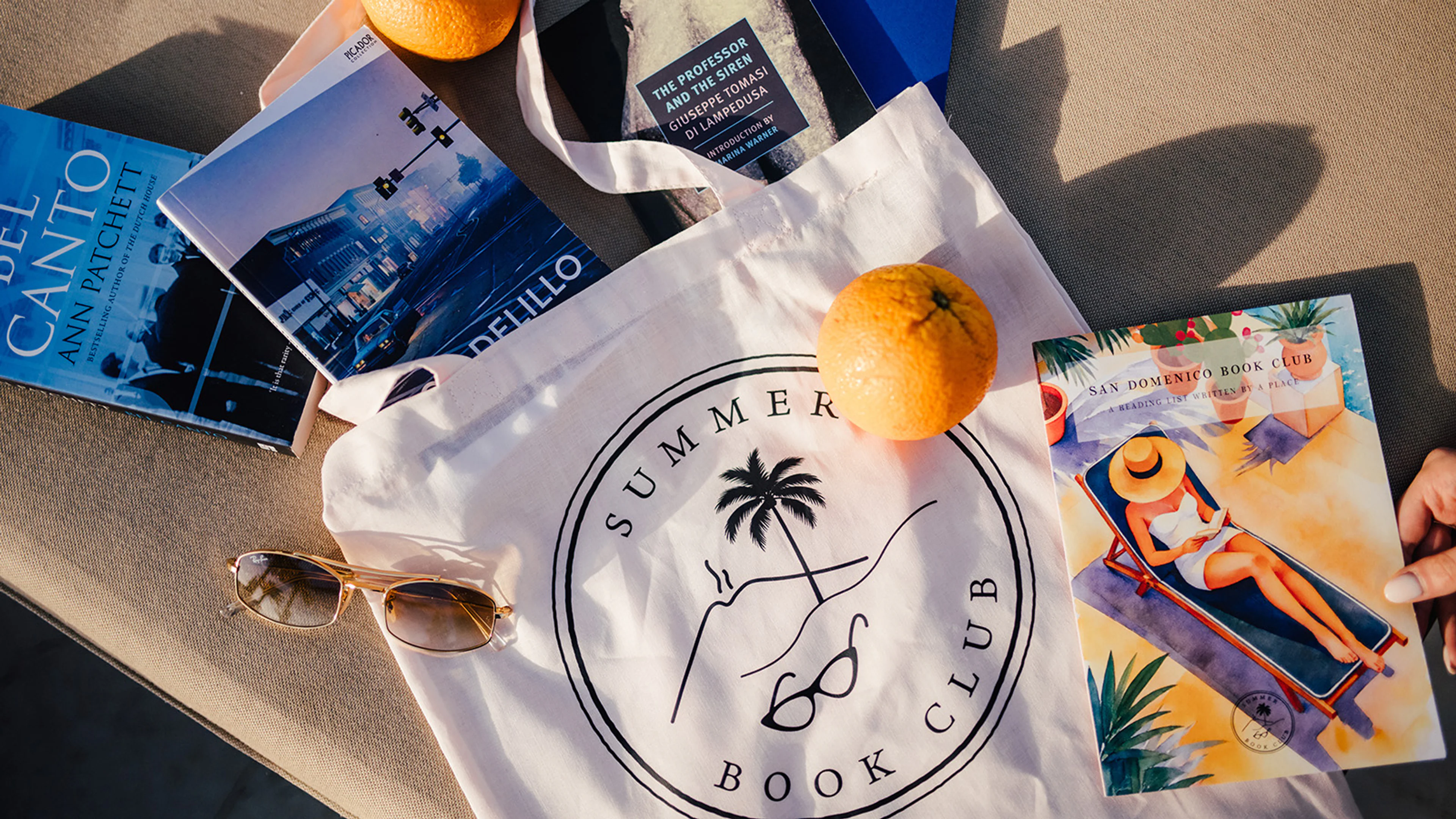 Bücher, Stofftasche und Leseliste des Summer Book Club im San Domenico Palace in Taormina