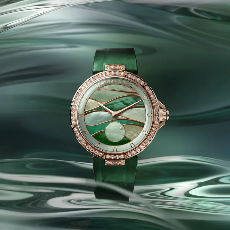 Frontalansicht einer Roger Dubuis Damenuhr mit diamantbesetzter Lünette und grünem Lederarmband.