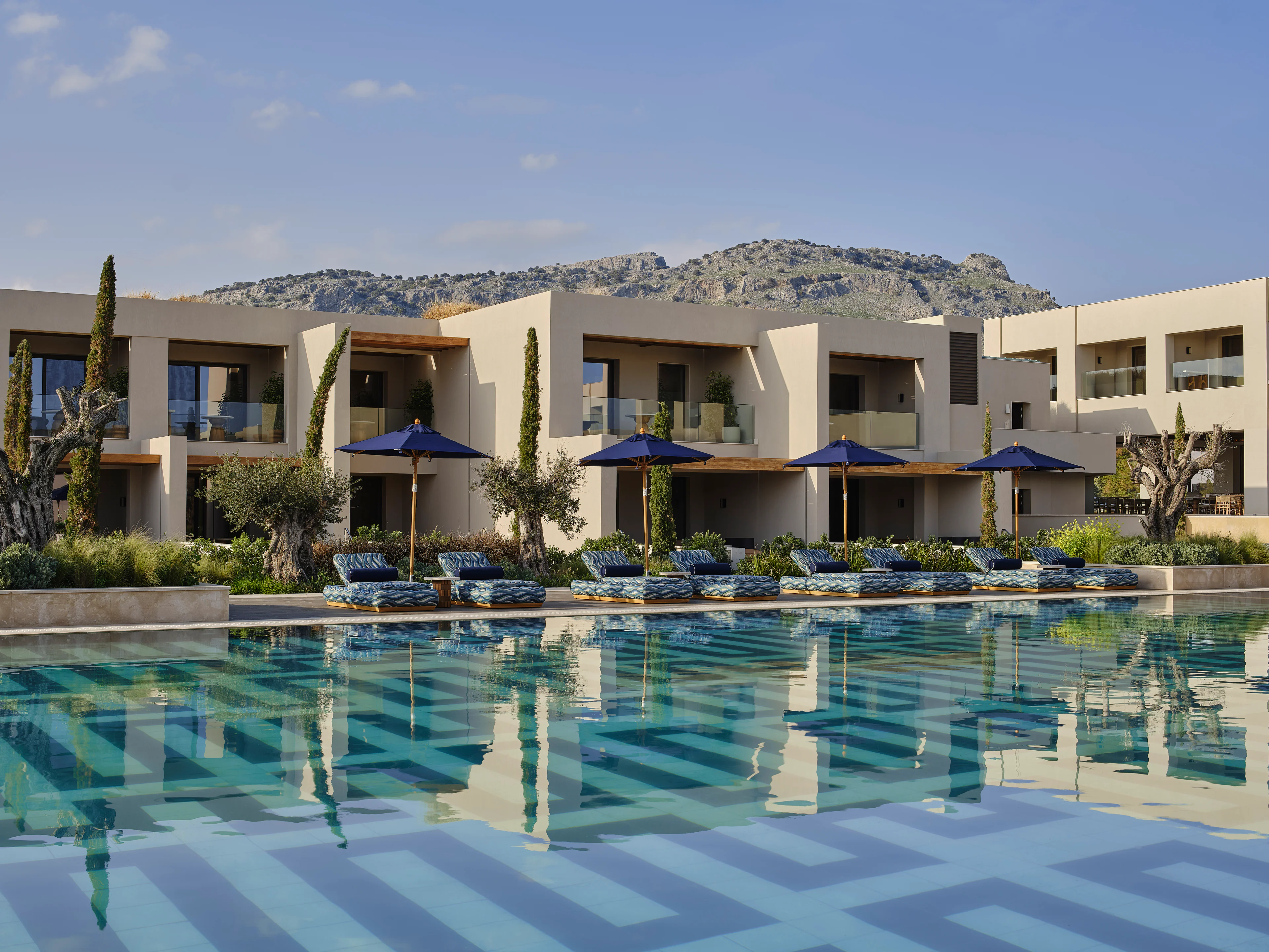 Außenansicht des AMOH Luxury Collection Resort mit Pool und moderner Architektur auf Rhodos.