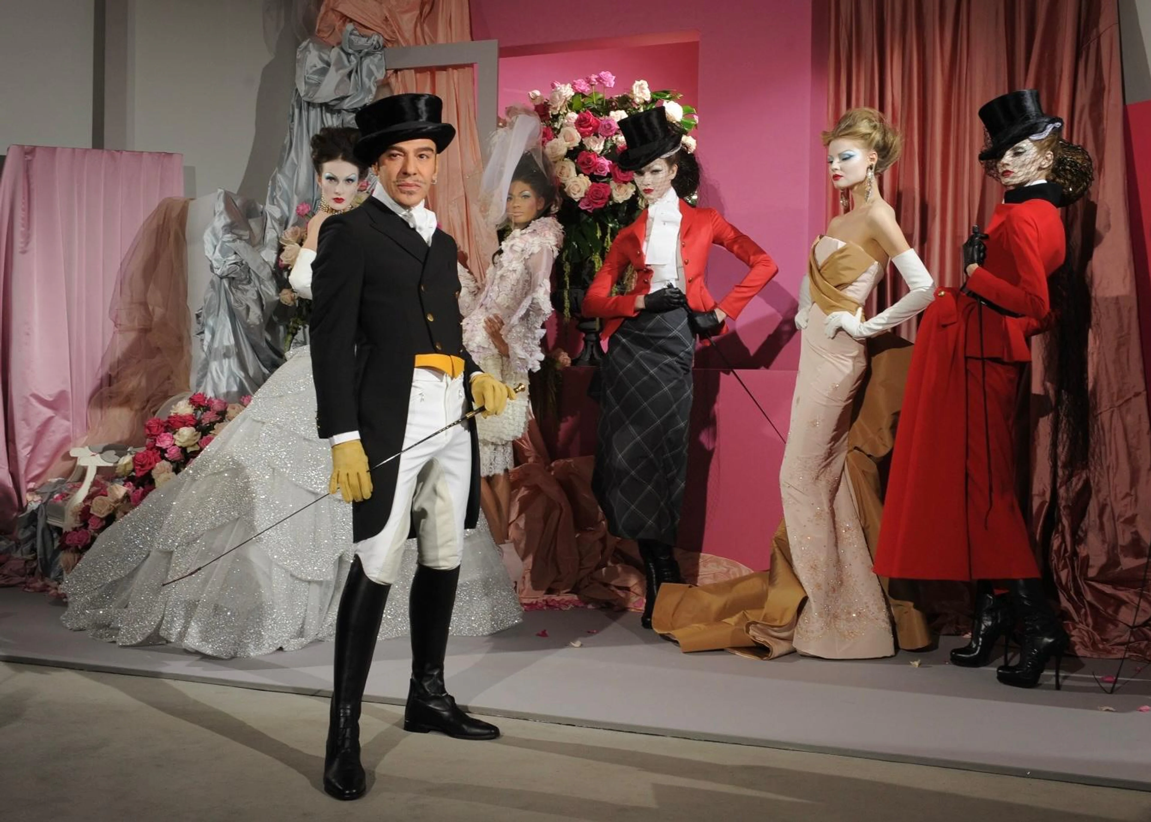 John Galliano in schwarzer Couture bei einer Modenschau mit Dior-Entwürfen