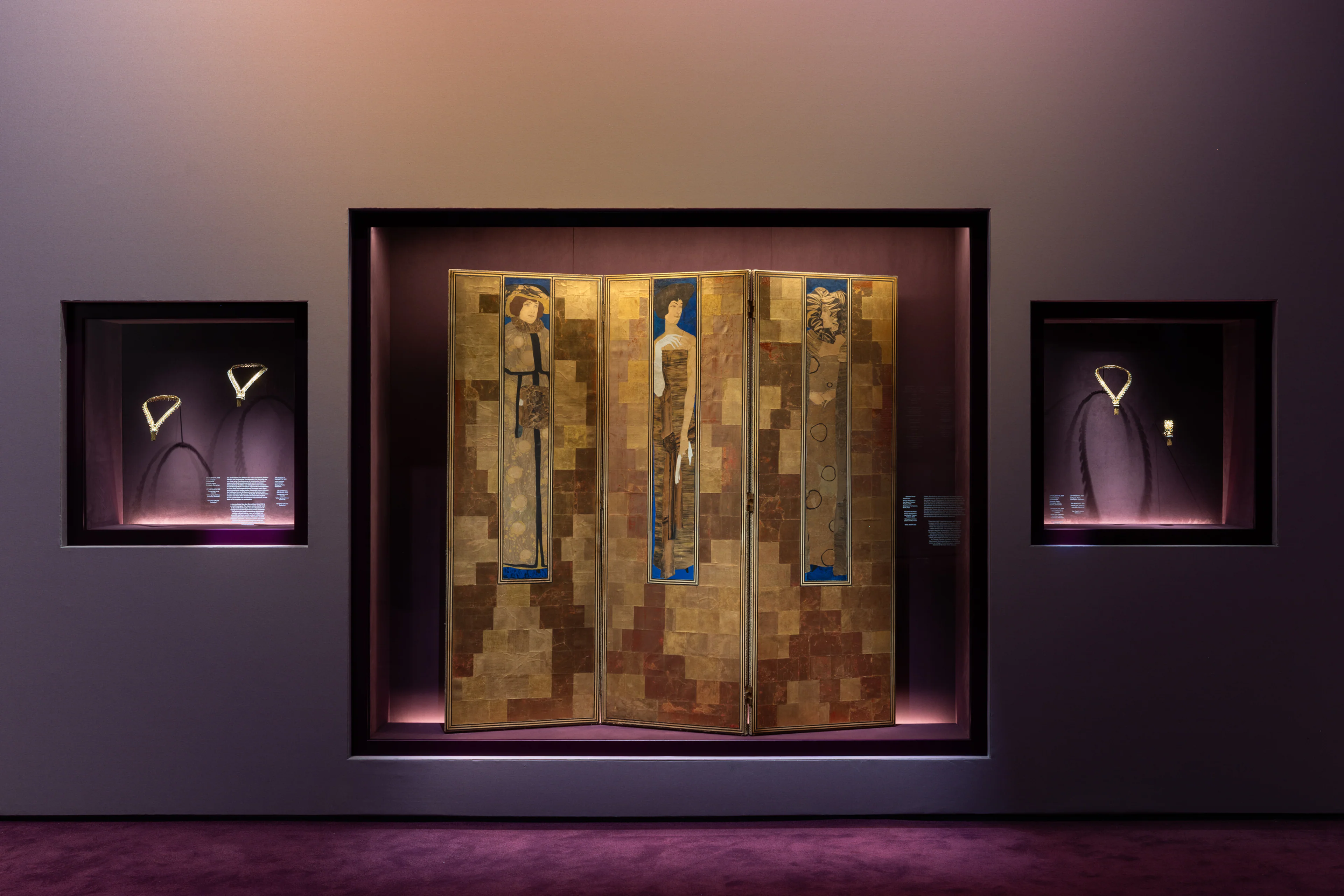 Japanischer Paravent und Schmuckkreationen von Van Cleef & Arpels in der Ausstellung „Glanzstücke“ im MAK Wien.