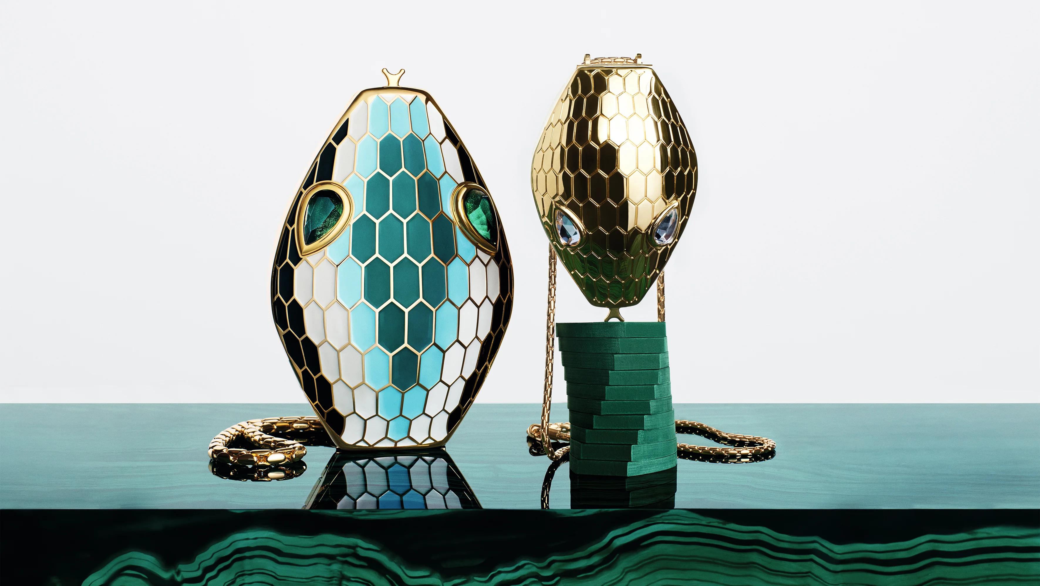 Zwei luxuriöse Bulgari Icons Minaudière Abendtaschen mit Schlangenoptik und goldenen Details