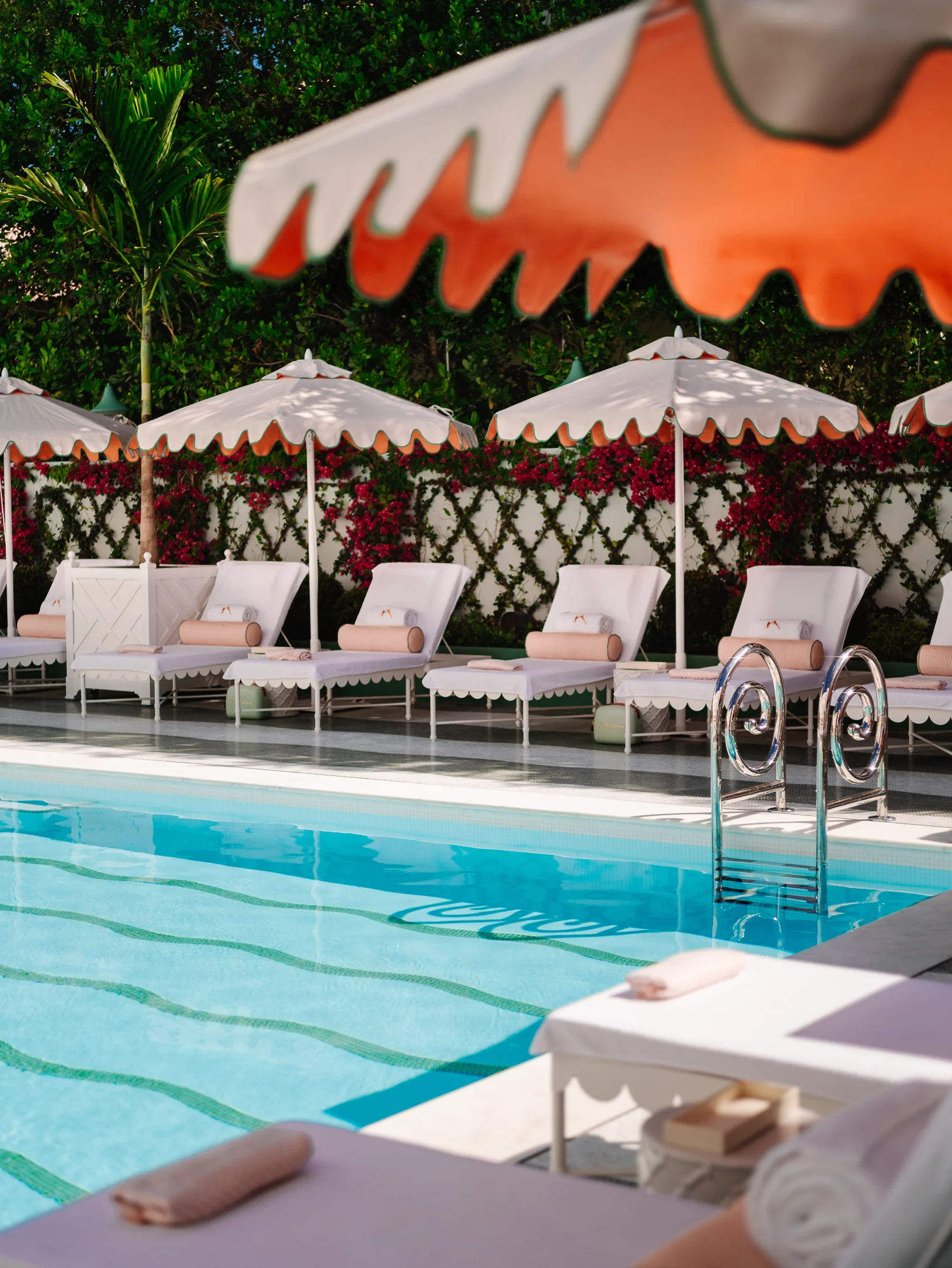 Poolbereich im Vineta Hotel Palm Beach mit Liegen und Sonnenschirmen